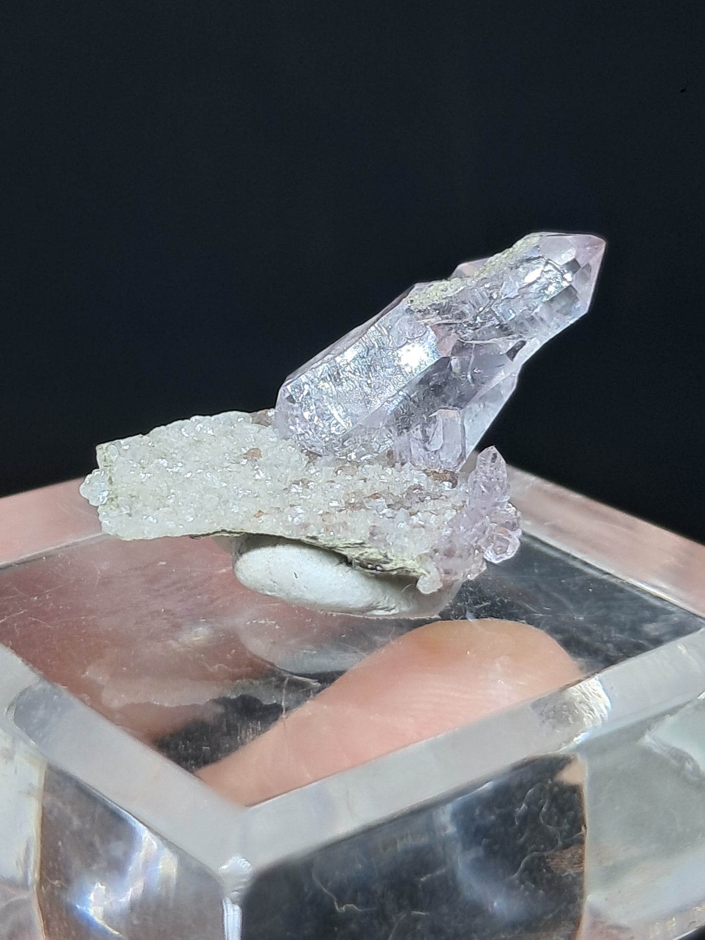 Cúmulo de cetro de amatista sobre base de calcedonia y mica Elestial (Karur) | Cúmulo de cristal | Piedra natural | Ejemplar mineral n.° KA99