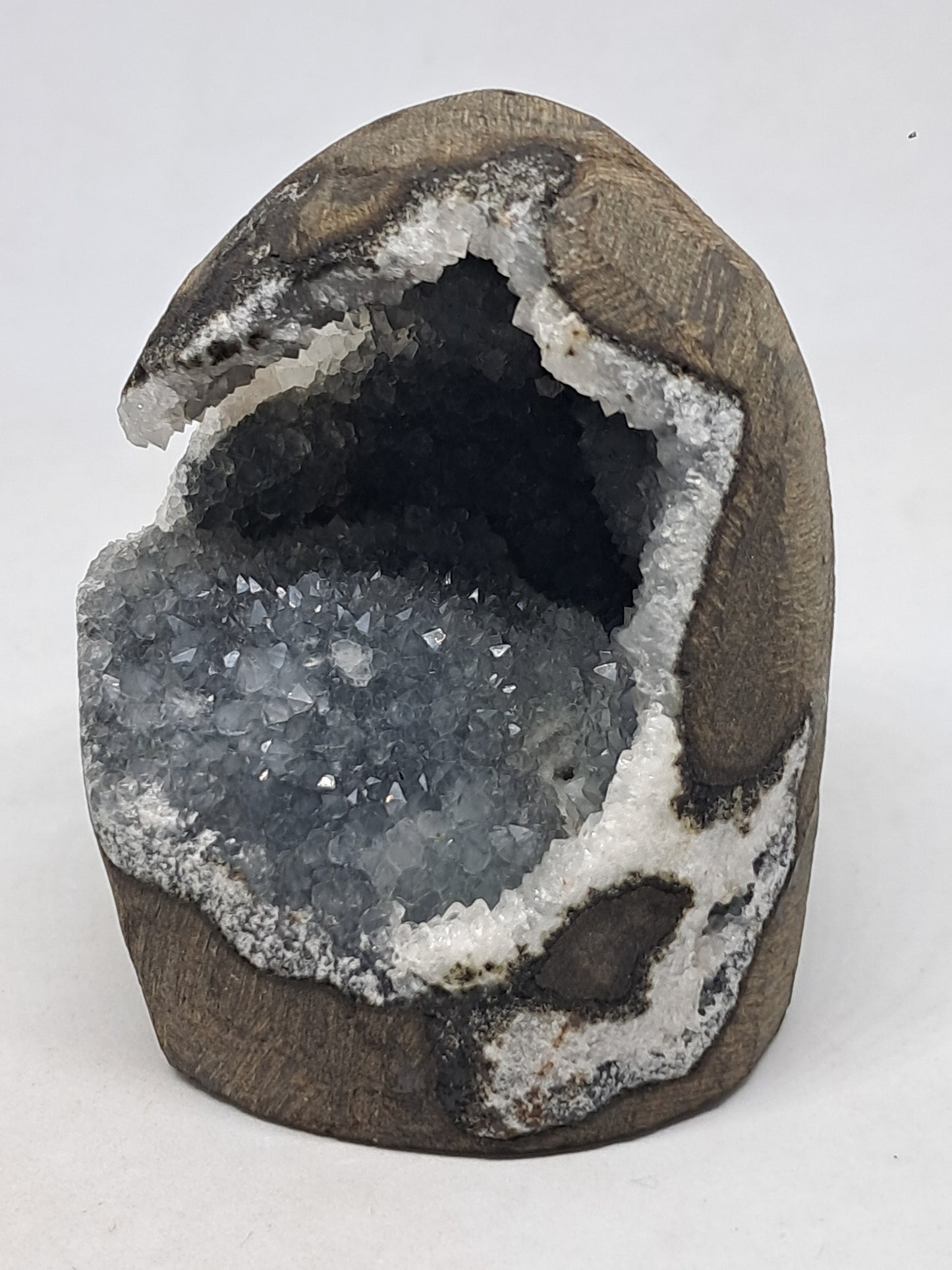 Calcedonia gris/azul en geoda de basalto (Nashik) | Cristal natural | Ejemplar mineral n.° BC10