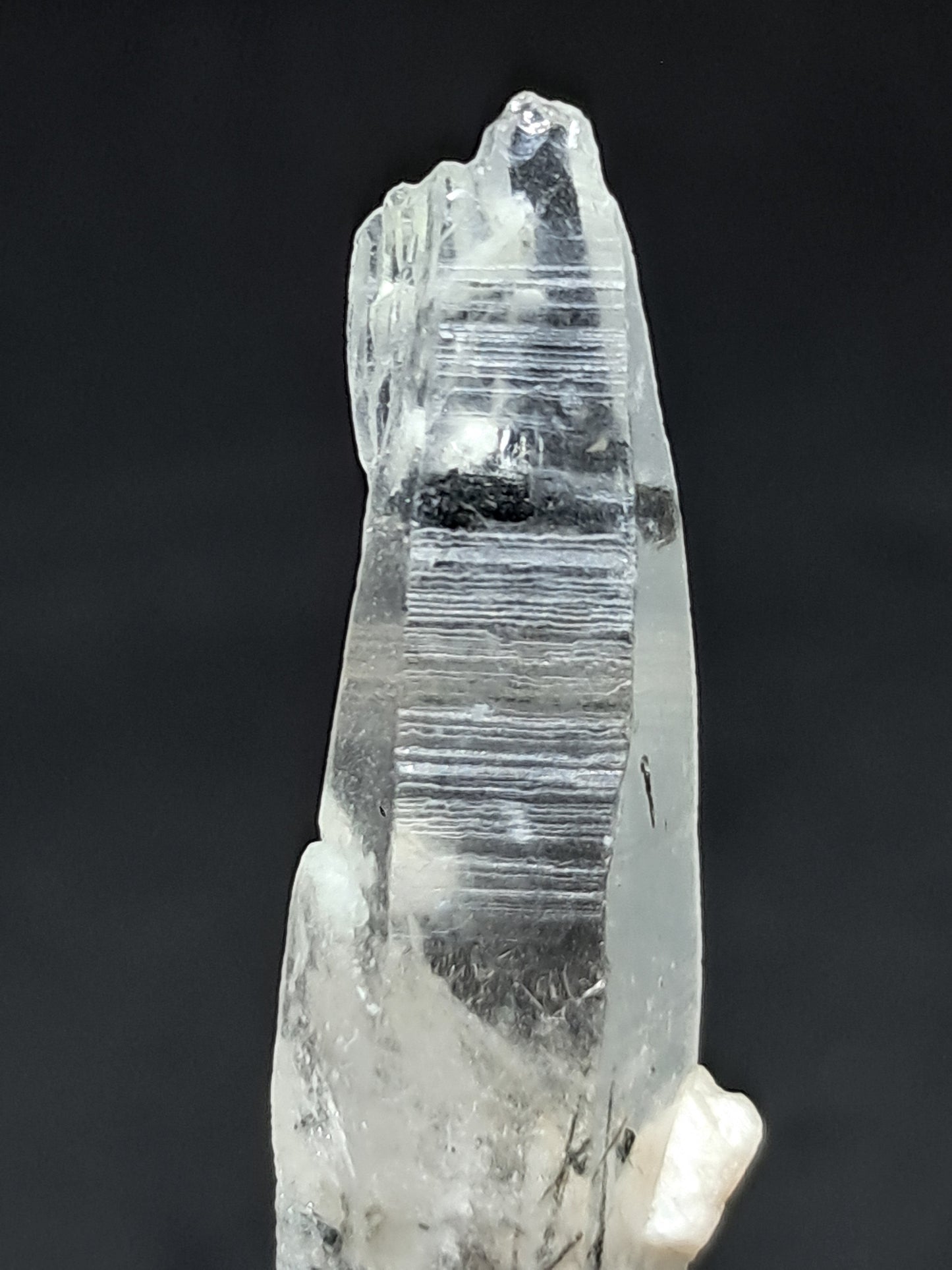 Punta de cristal de cuarzo turmalinado (karur), piedra natural | Ejemplar mineral n.° TQ28
