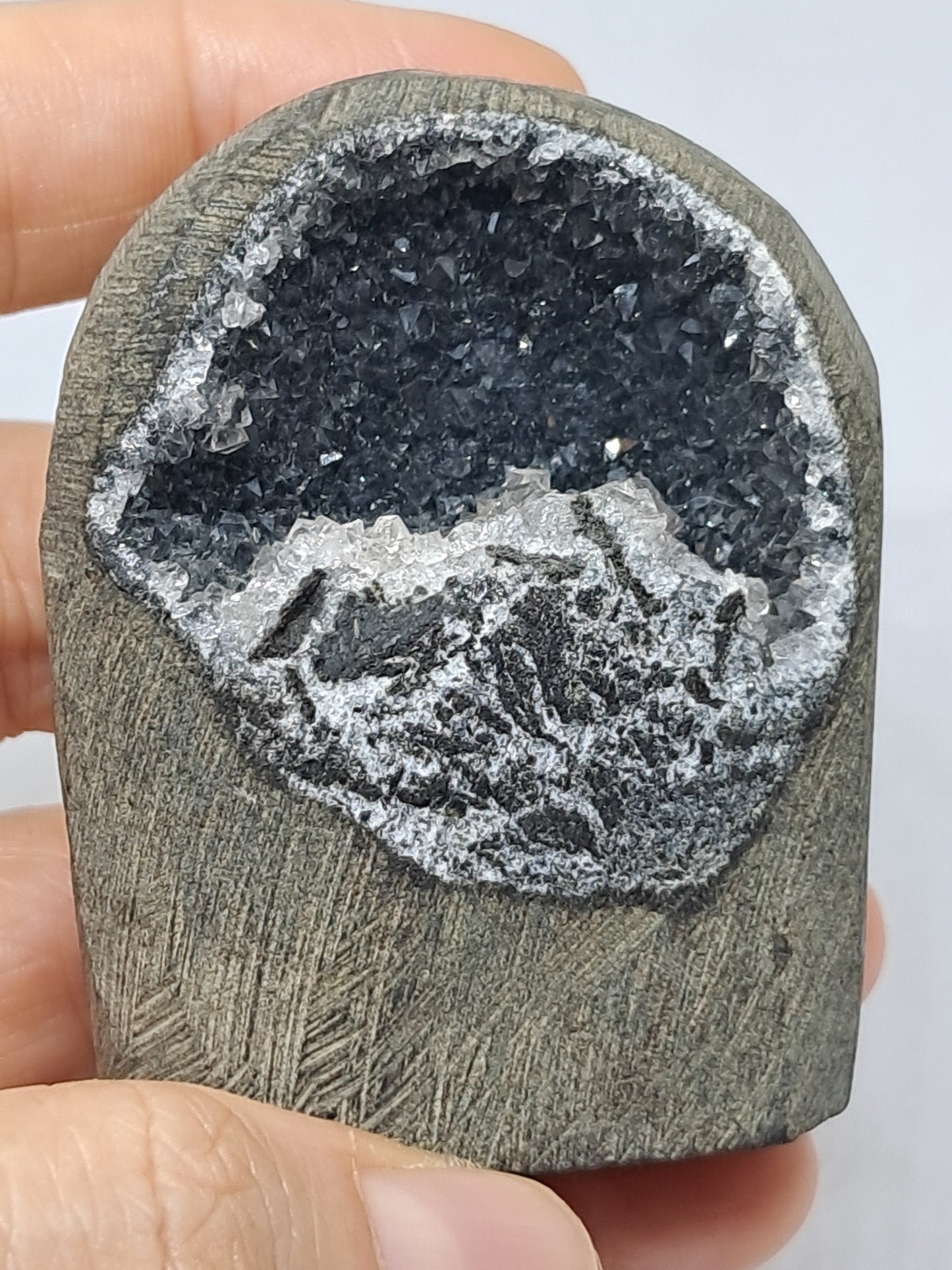 Calcedonia negra en geoda de basalto (Nashik) | Cristal natural | Ejemplar mineral n.° BC21