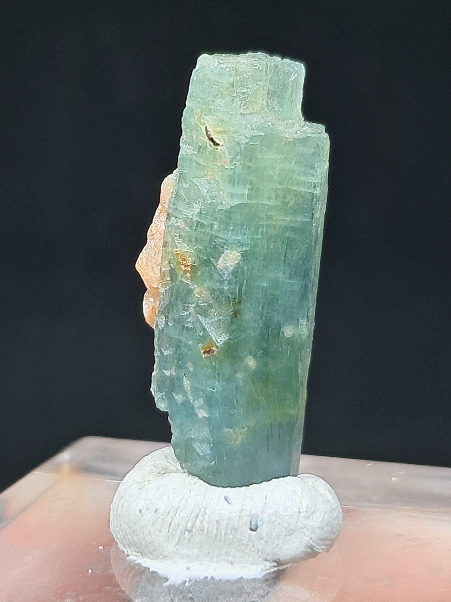 Aguamarina (Karur) Cristal hexagonal en bruto | Ejemplar mineral n.° AQM24
