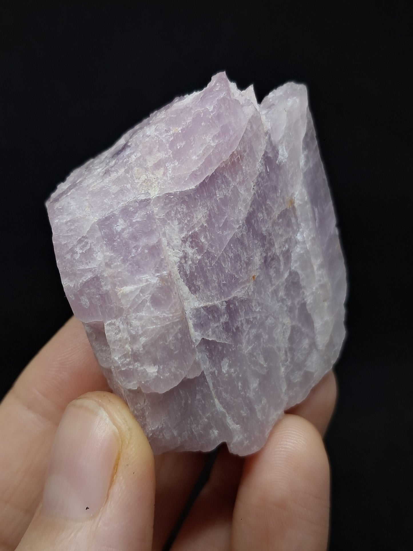 Cristal de kunzita en bruto (Madagascar), piedra natural en bruto | Espécimen de espodumena n.° KZ2