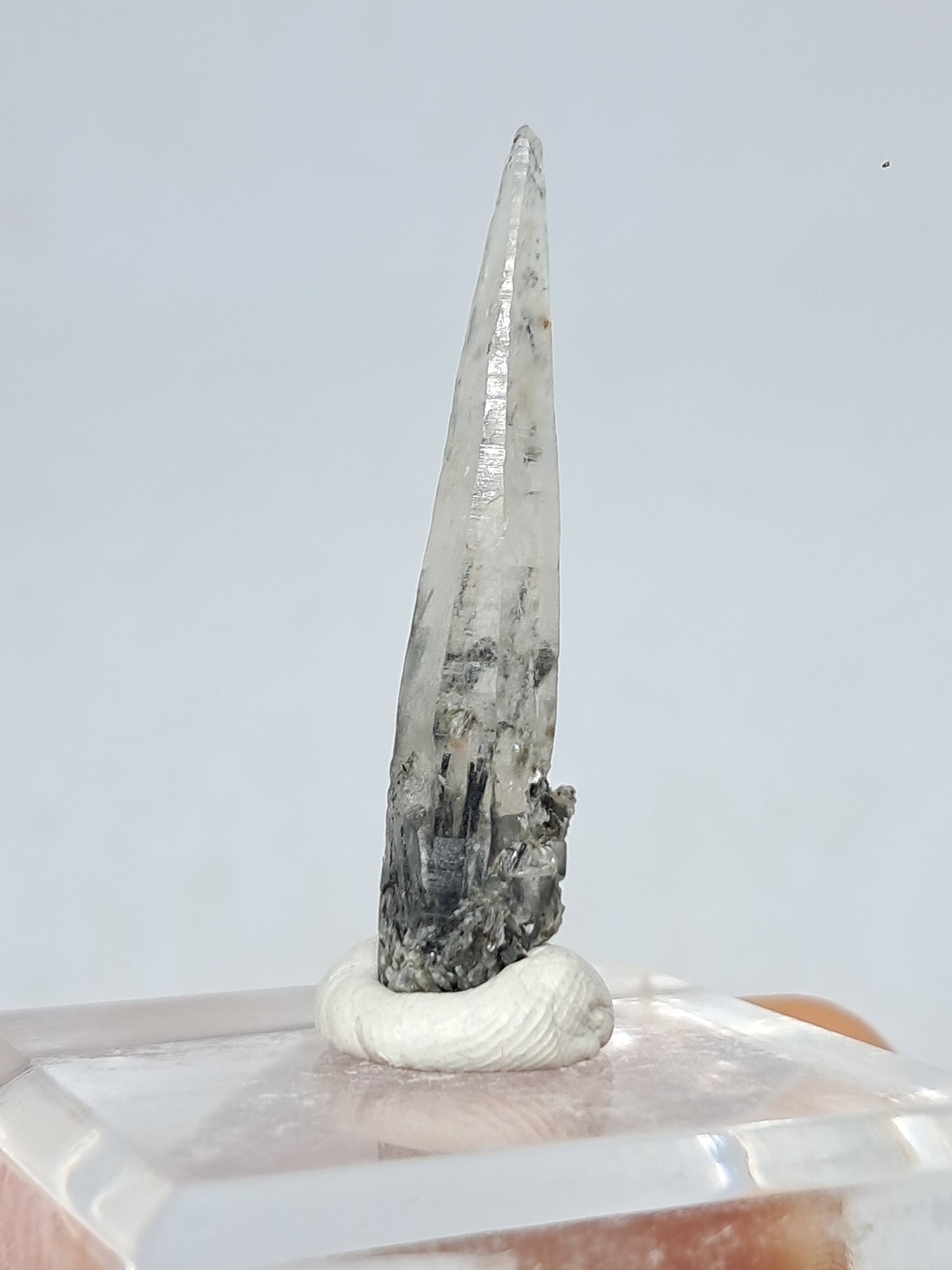 Punta de cristal de cuarzo turmalinado (karur), piedra natural | Ejemplar mineral n.° TQ27