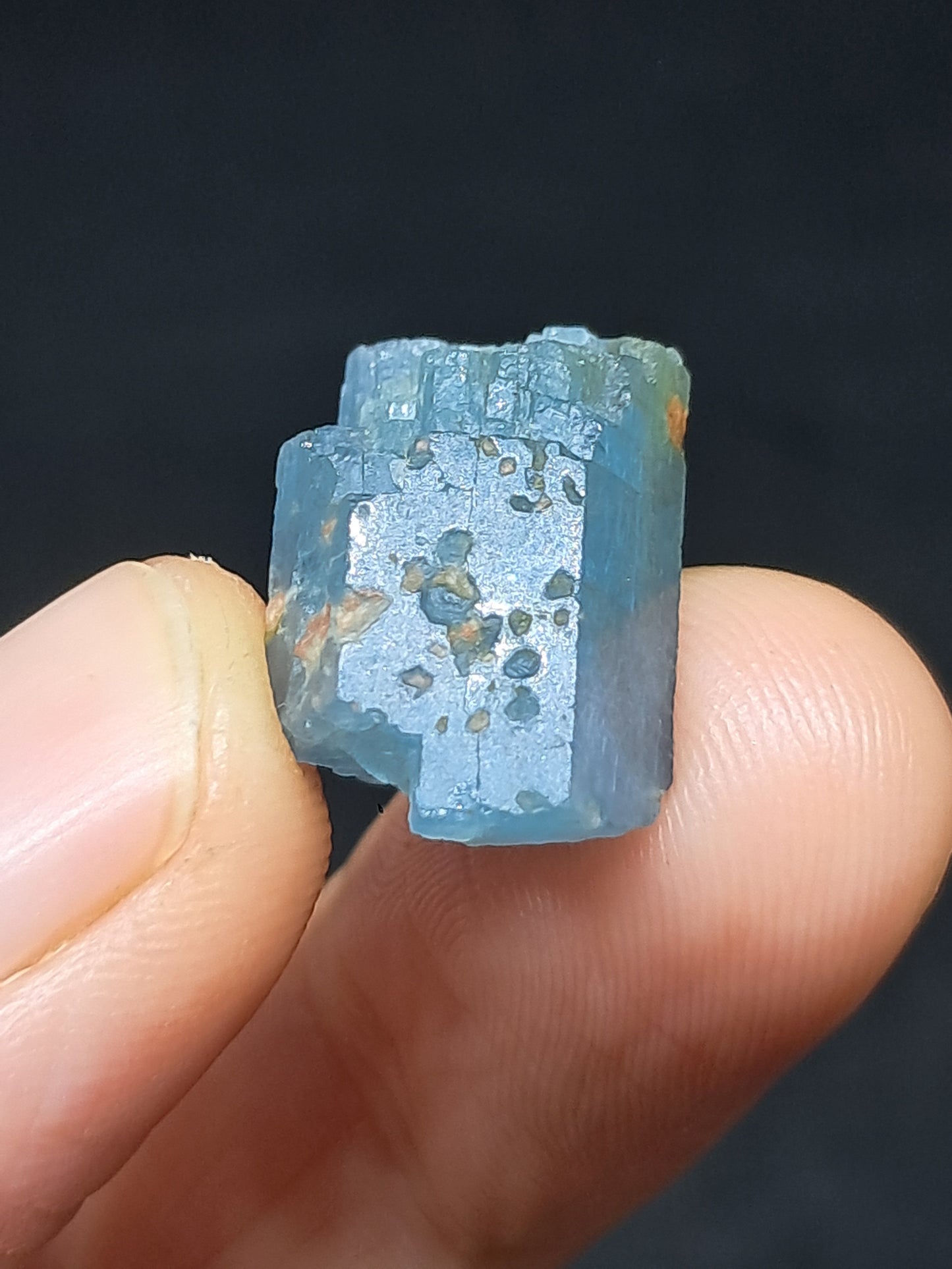 Aguamarina de alta calidad (Karur) en bruto, cristal hexagonal | Ejemplar mineral n.° AQM15