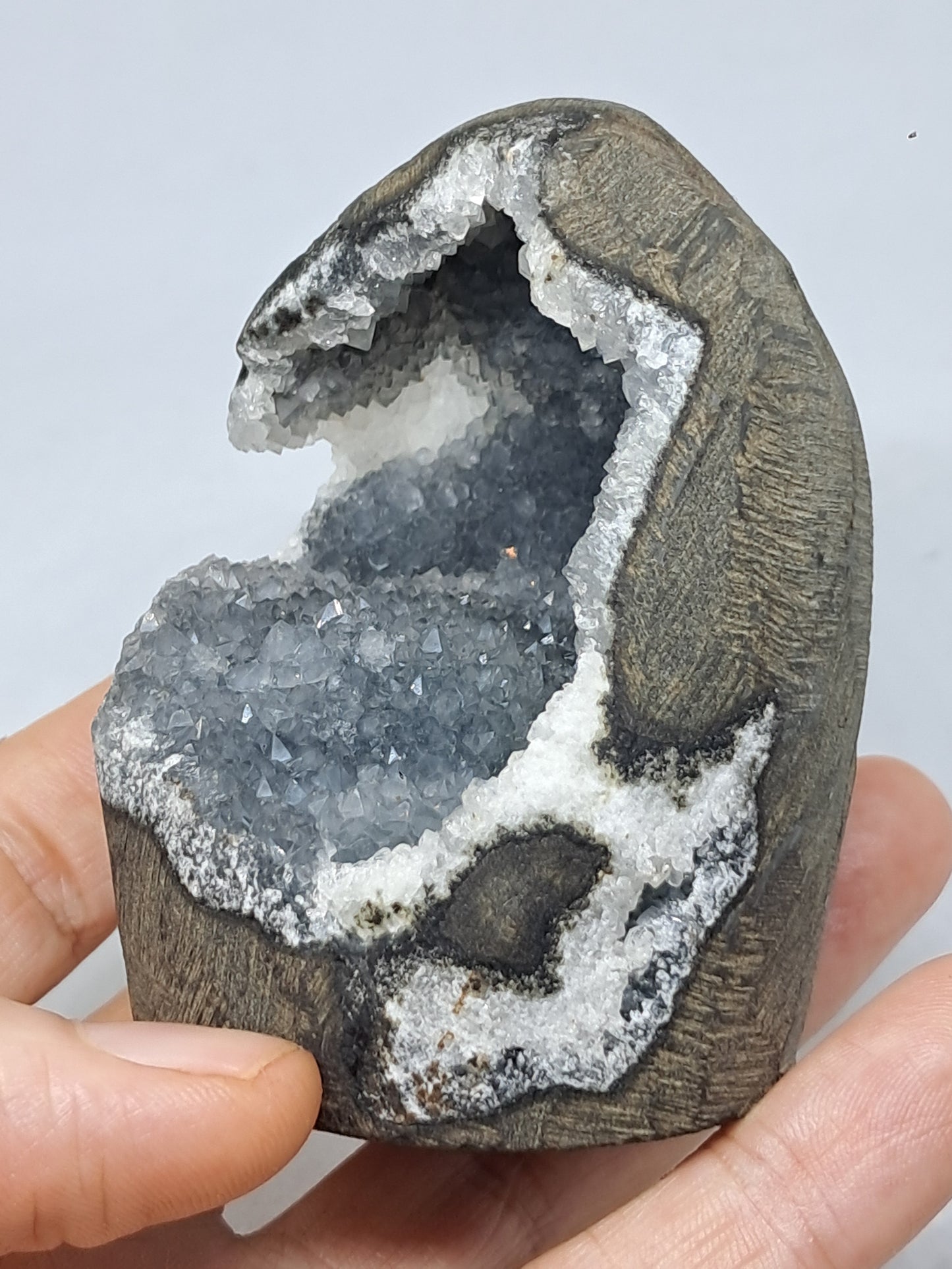Calcedonia gris/azul en geoda de basalto (Nashik) | Cristal natural | Ejemplar mineral n.° BC10