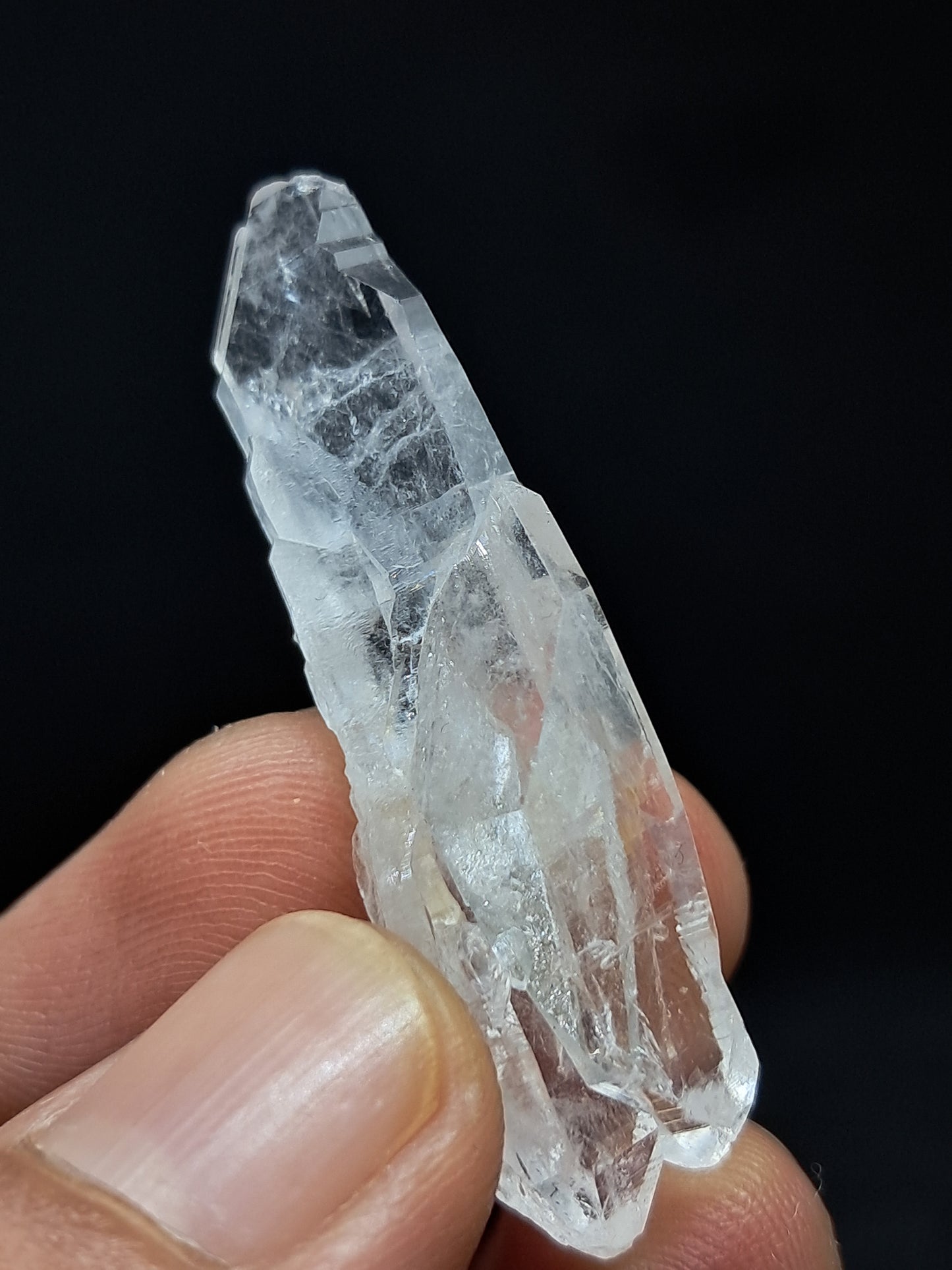 Dos cristales biterminados de cuarzo transparente (Santander, Colombia) en punta natural | Ejemplar mineral n.° COQ26