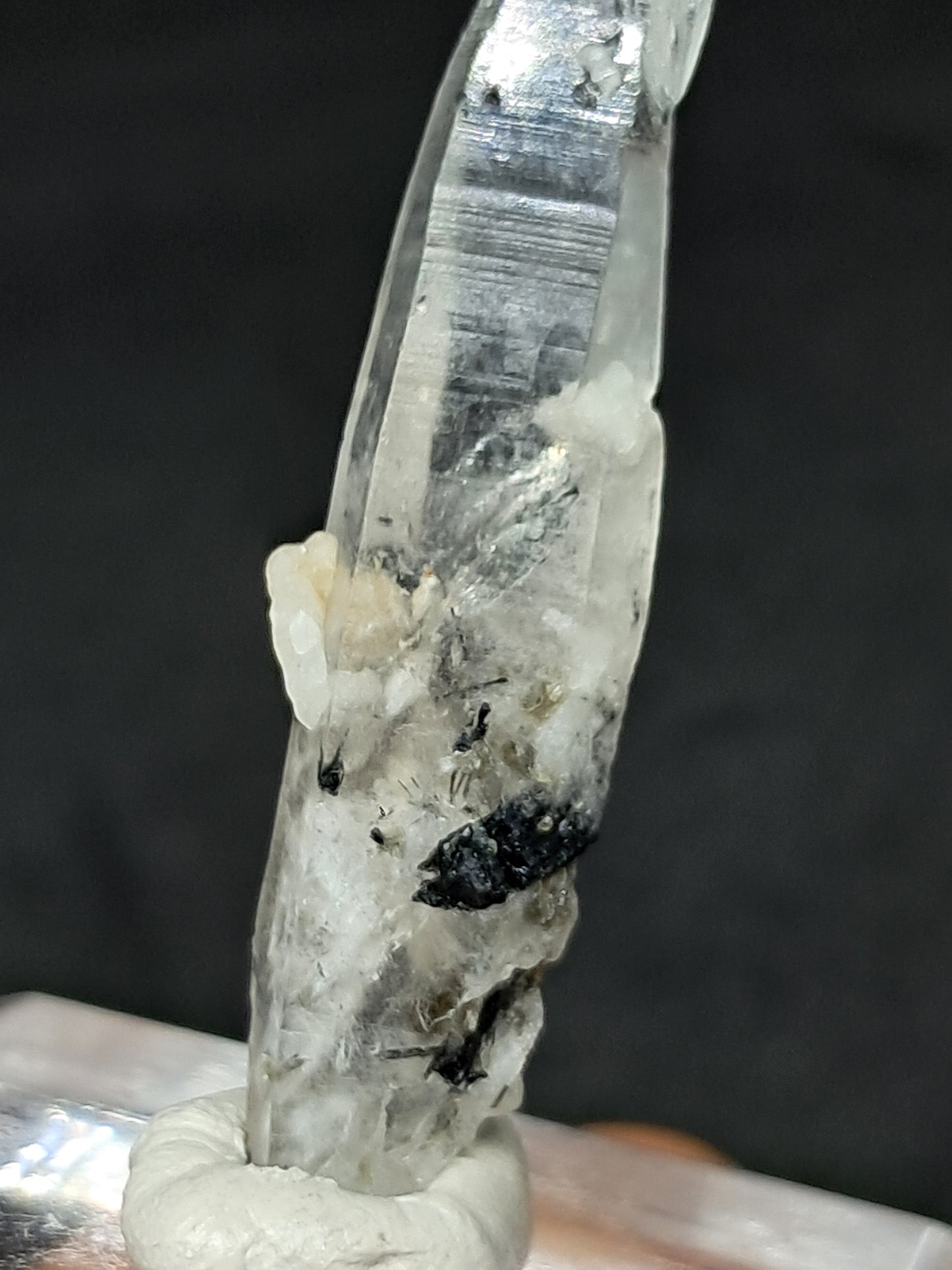 Punta de cristal de cuarzo turmalinado (karur), piedra natural | Ejemplar mineral n.° TQ28