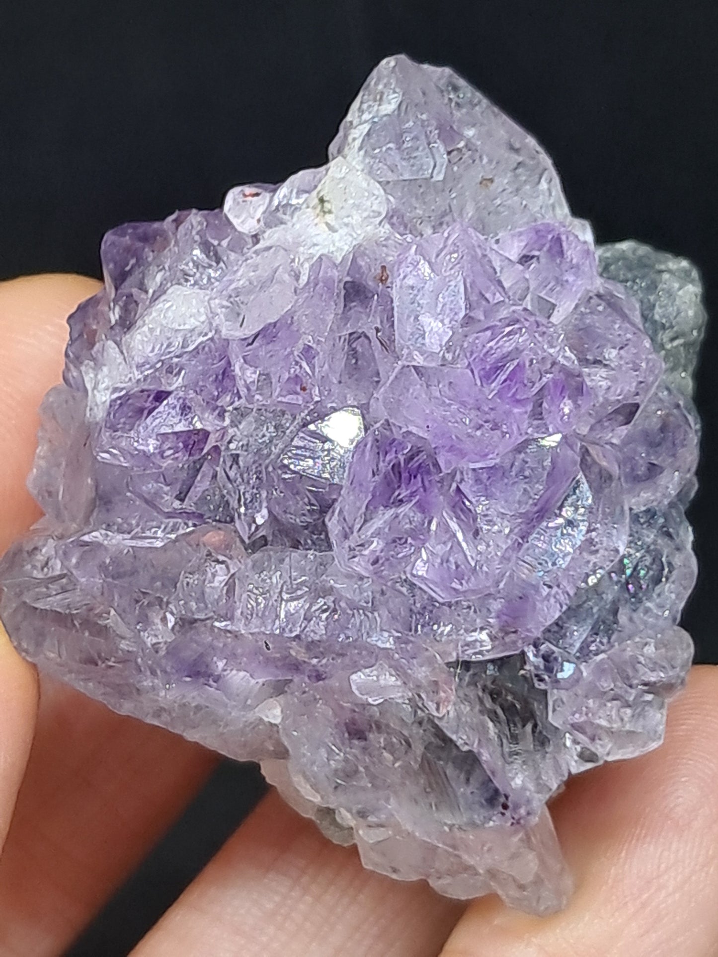 Amatista Elestial sobre matriz de hematita, goethita y calcedonia (Karur) | Cúmulo de cristales | Piedra natural | Ejemplar mineral n.° KA98