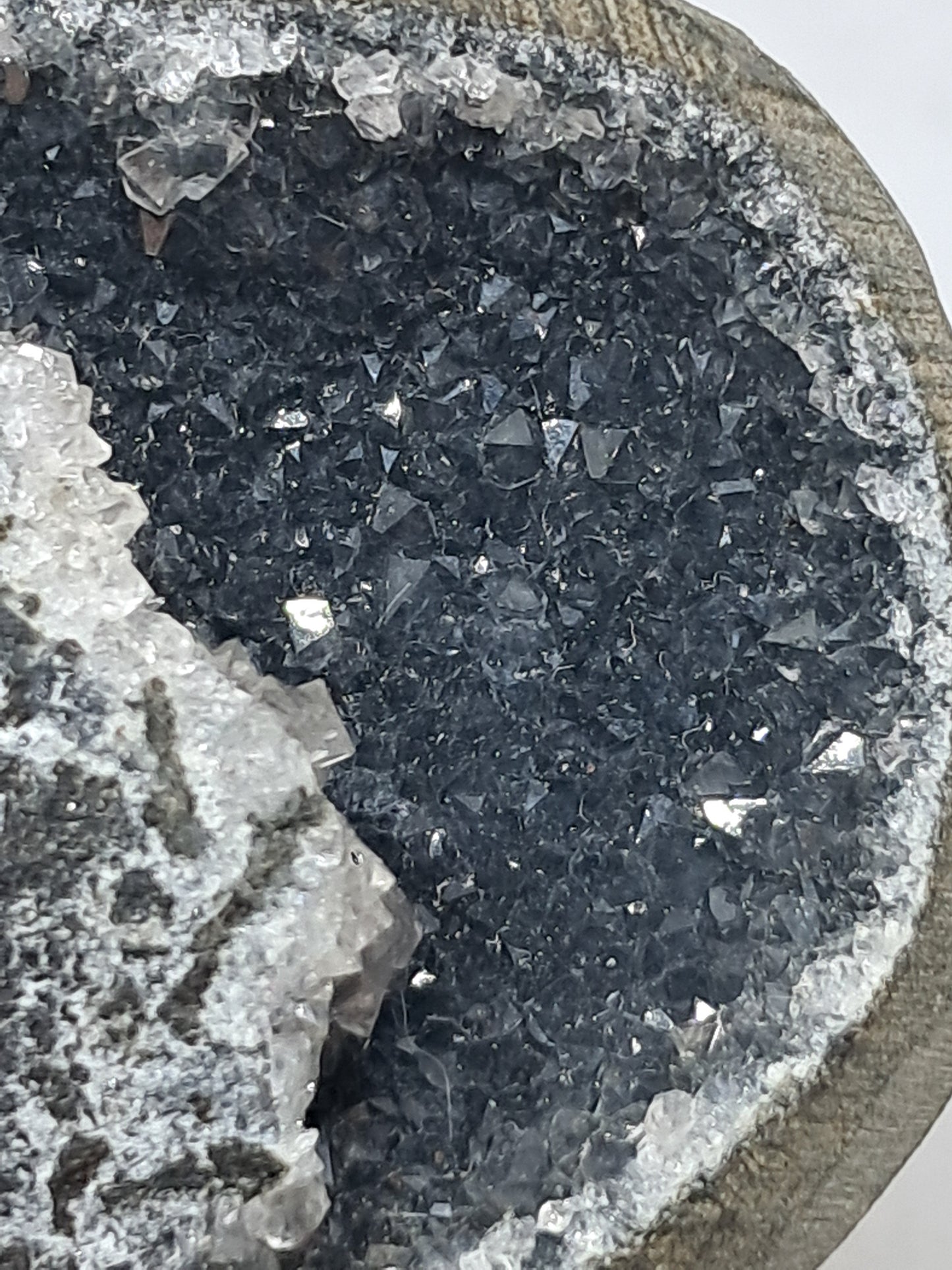 Calcedonia negra en geoda de basalto (Nashik) | Cristal natural | Ejemplar mineral n.° BC21