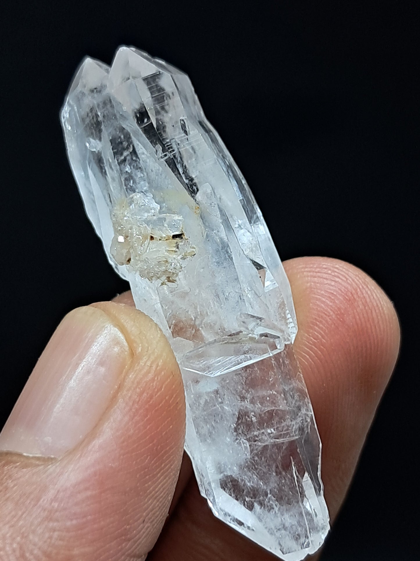 Dos cristales biterminados de cuarzo transparente (Santander, Colombia) en punta natural | Ejemplar mineral n.° COQ26