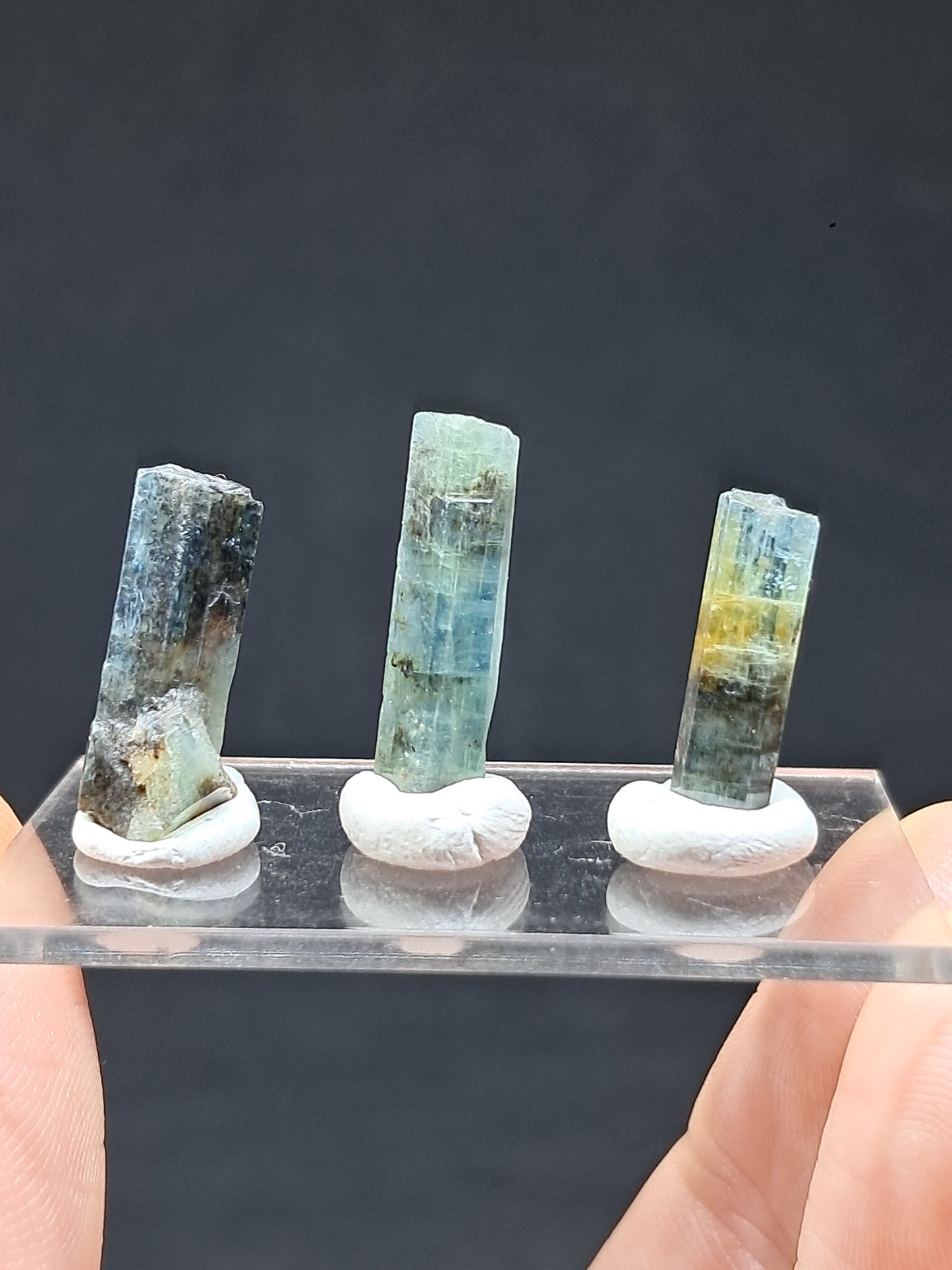 Conjunto de 3 Aguamarinas (Karur) Cristales Hexagonales en Bruto | Ejemplar Mineral n.° AQM37