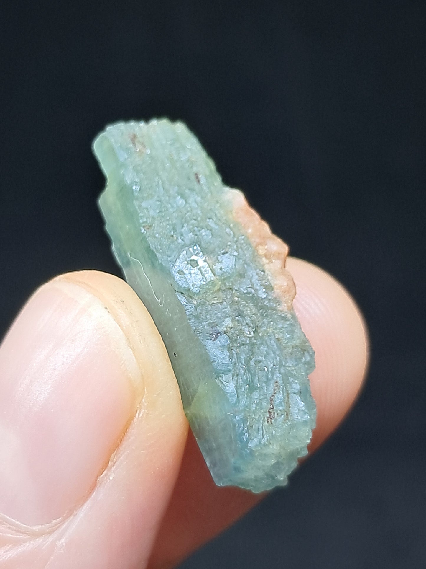 Aguamarina (Karur) Cristal hexagonal en bruto | Ejemplar mineral n.° AQM24
