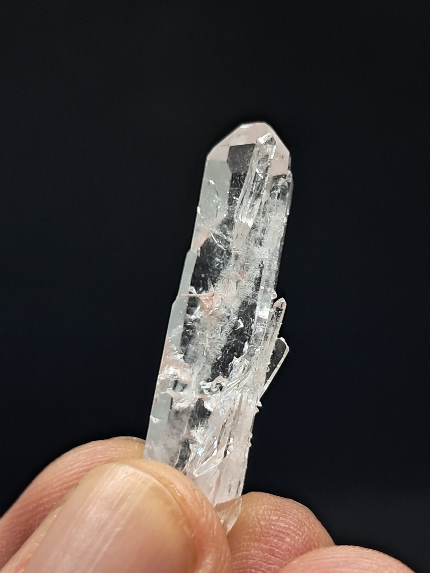 Cristal de cuarzo transparente Faden (Santander, Colombia) Punta natural | Ejemplar mineral n.° COQ31