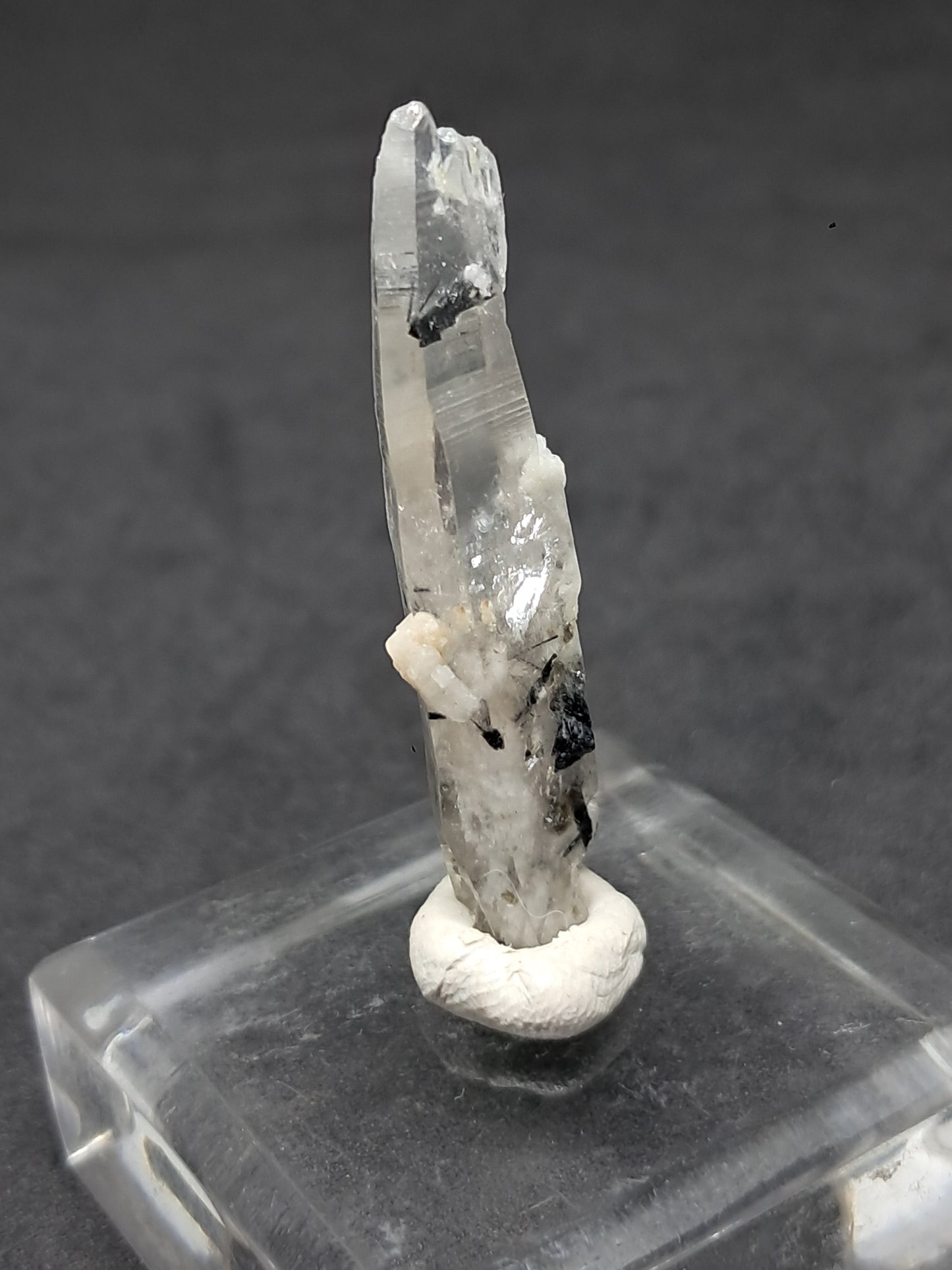 Punta de cristal de cuarzo turmalinado (karur), piedra natural | Ejemplar mineral n.° TQ28