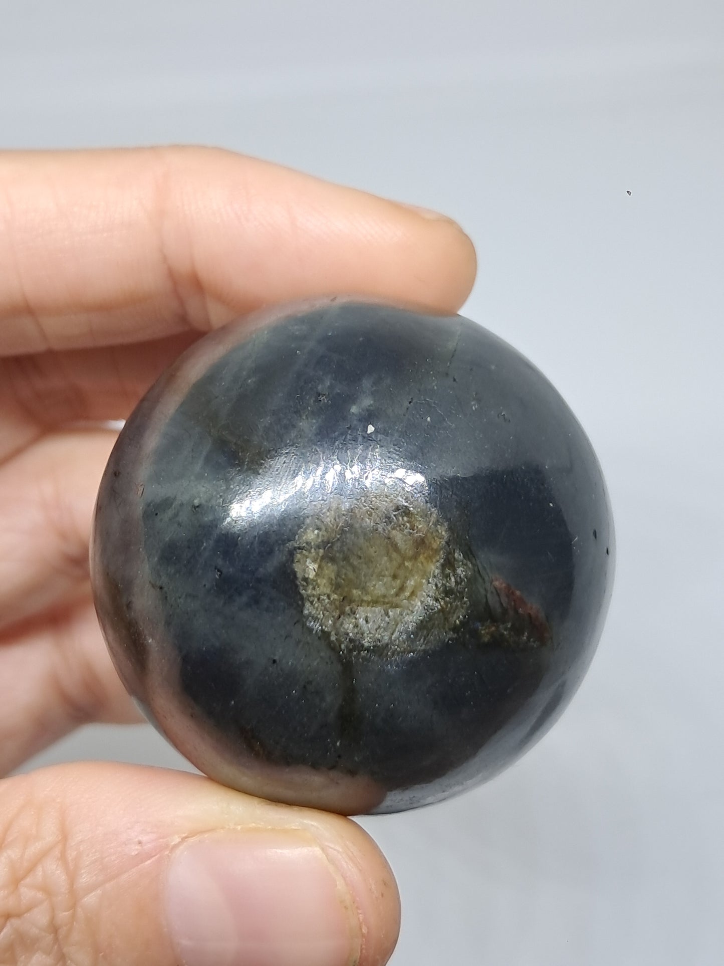 Esfera de labradorita (Madagascar) | Destellos rosas y morados | Piedra pulida #LB10