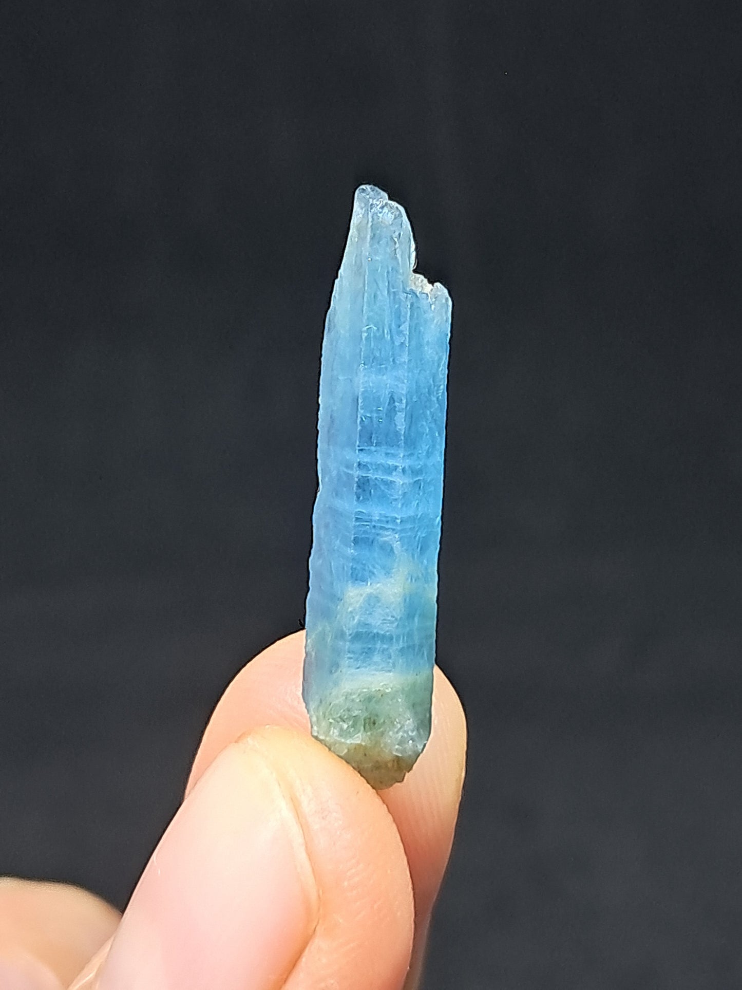 Aguamarina de alta calidad (Karur) en bruto, cristal hexagonal | Ejemplar mineral n.° AQM18
