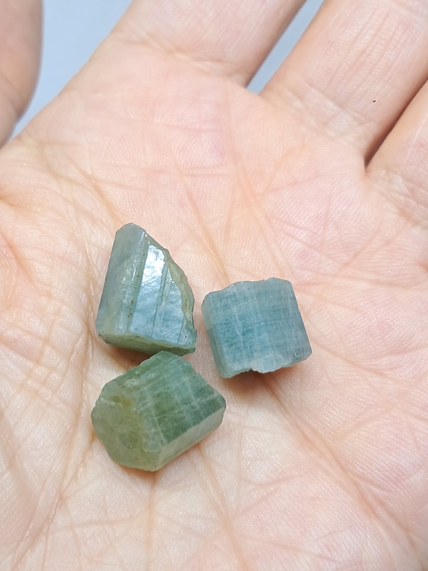 Conjunto de 3 Aguamarinas (Karur) Cristales Hexagonales en Bruto | Ejemplar Mineral n.° AQM29