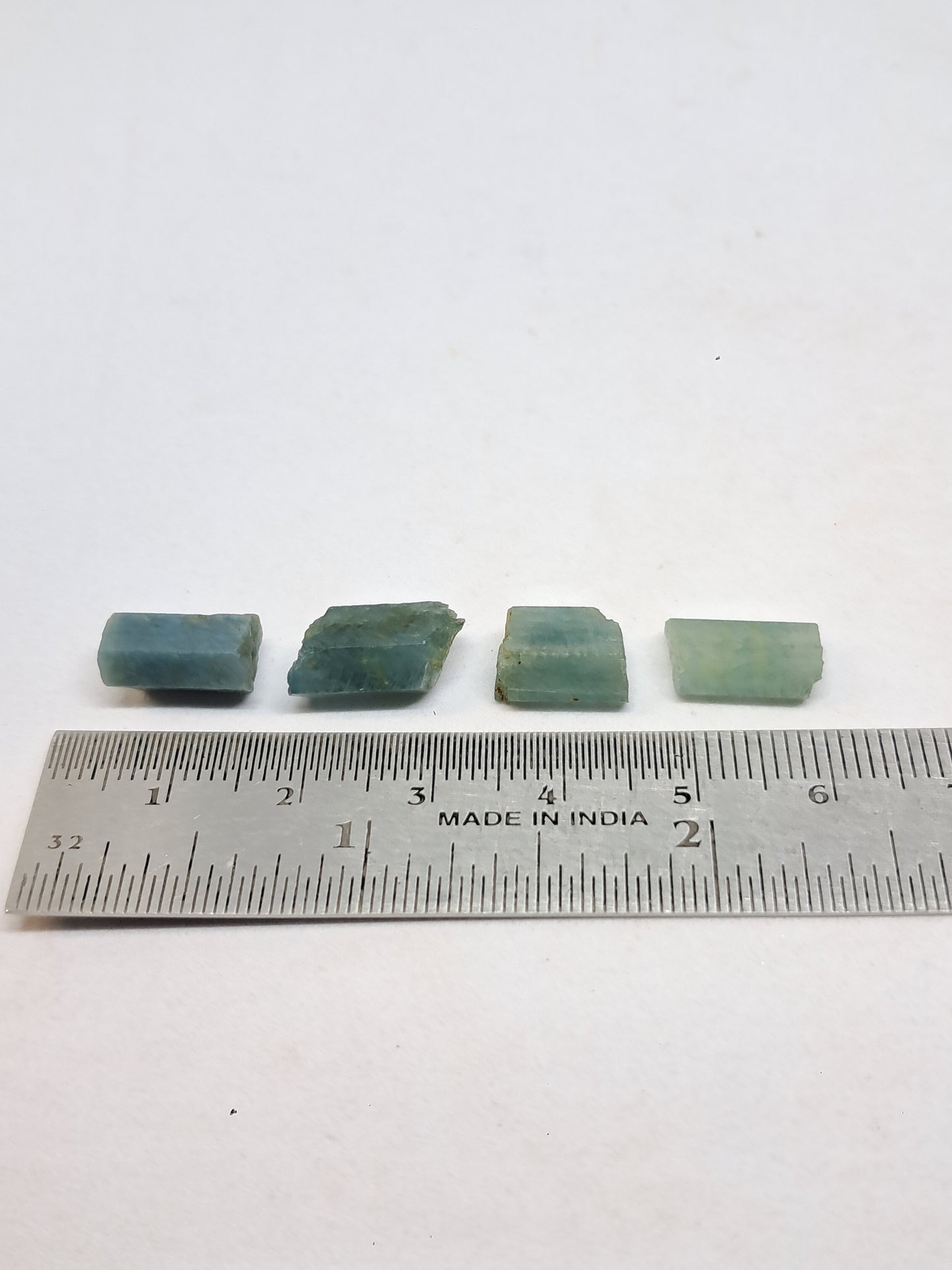 Conjunto de 4 cristales hexagonales de aguamarina (Karur) en bruto | Ejemplar mineral n.° AQM32