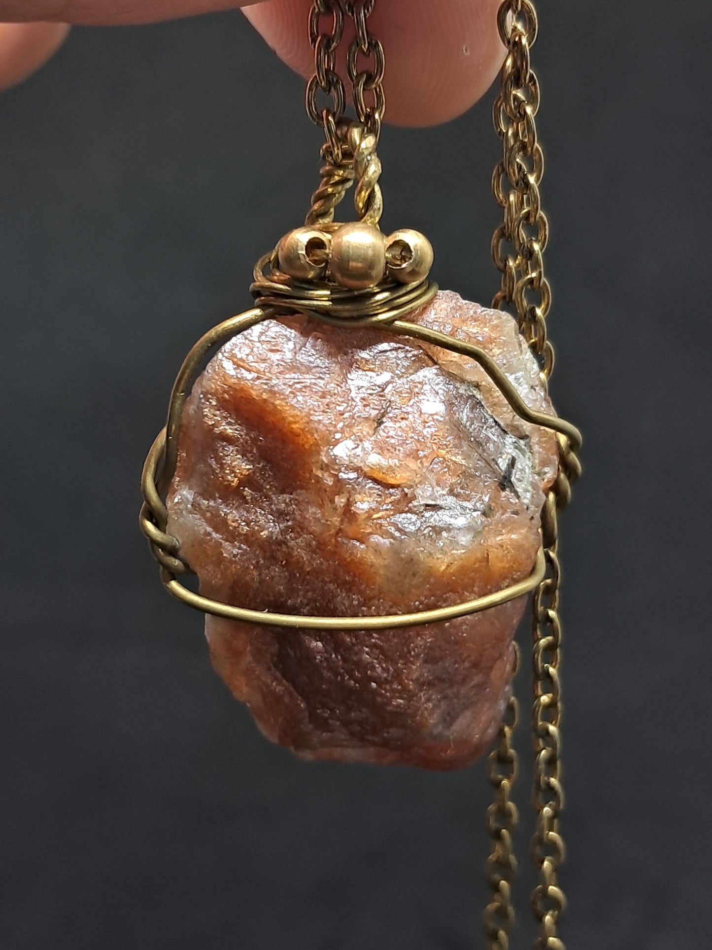 Piedra solar natural en bruto envuelta en latón con 3 cuentas de latón | Colgante hecho a mano | Joyería artesanal | Collar | Unisex #JL20