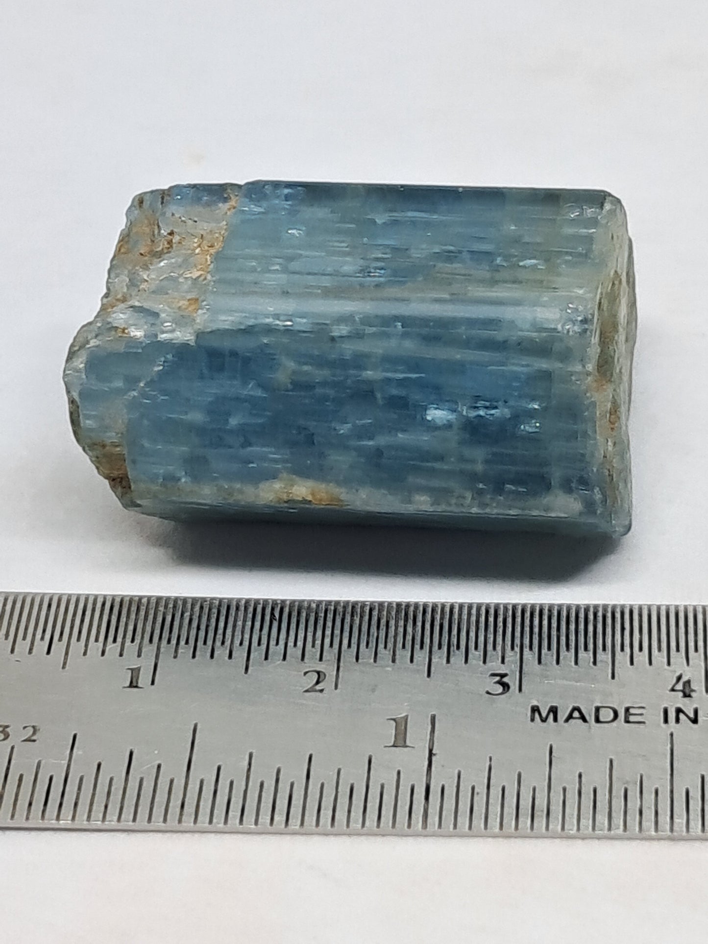 Aguamarina de alta calidad (Karur) en bruto, cristal hexagonal | Ejemplar mineral n.° AQM17