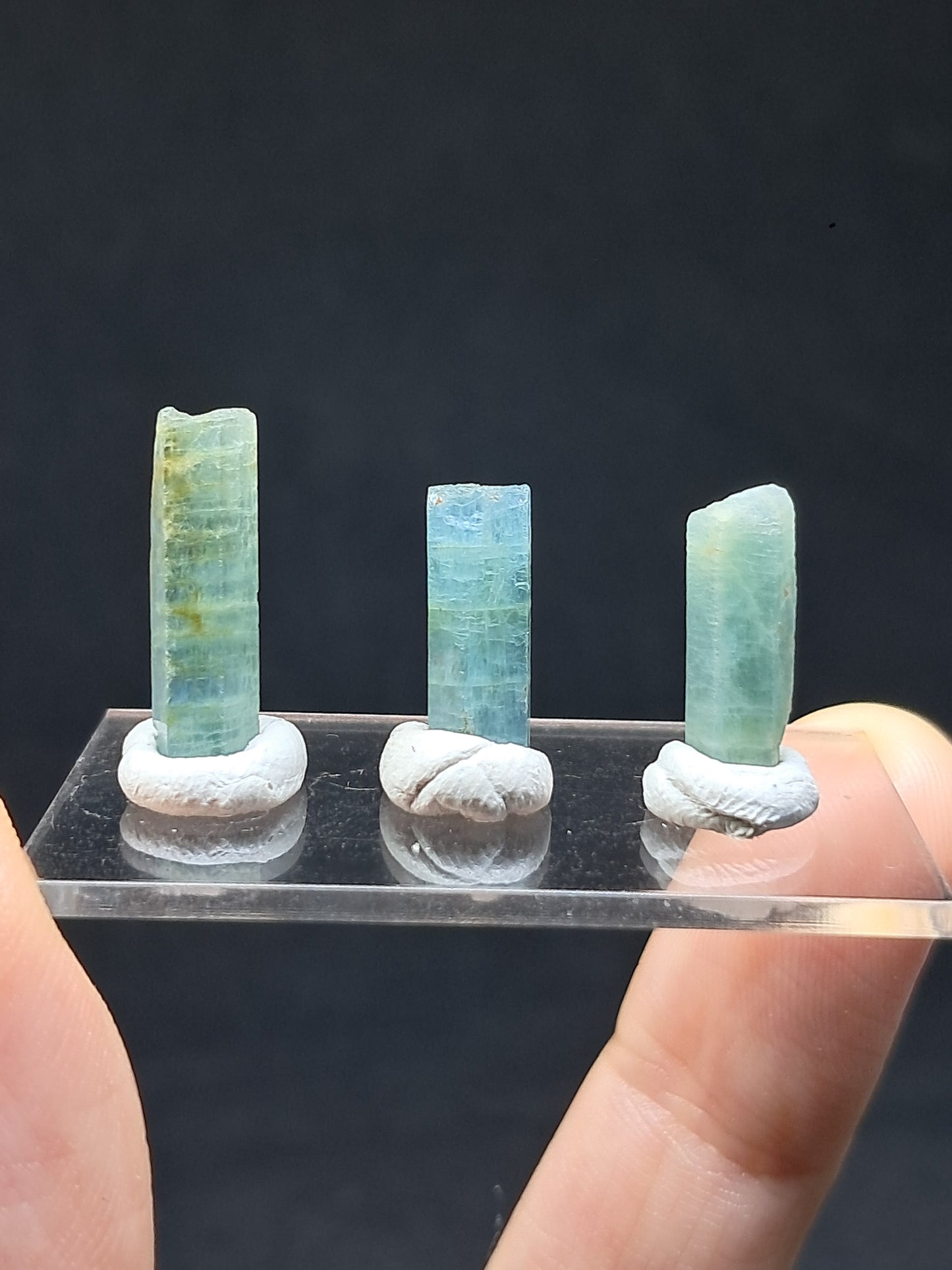 Conjunto de 3 Aguamarinas (Karur) Cristales Hexagonales en Bruto | Ejemplar Mineral n.° AQM35