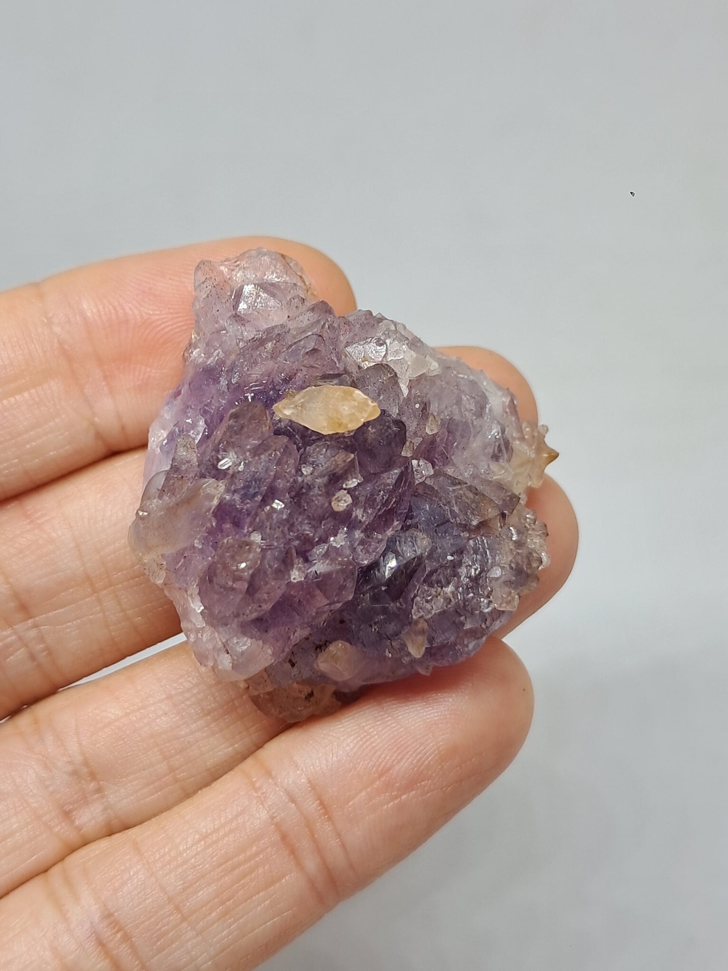 Amatista en forma de cetro con calcita reactiva a los rayos UV (Karur) | Cristal en bruto | Piedra natural | Ejemplar mineral n.° KA131