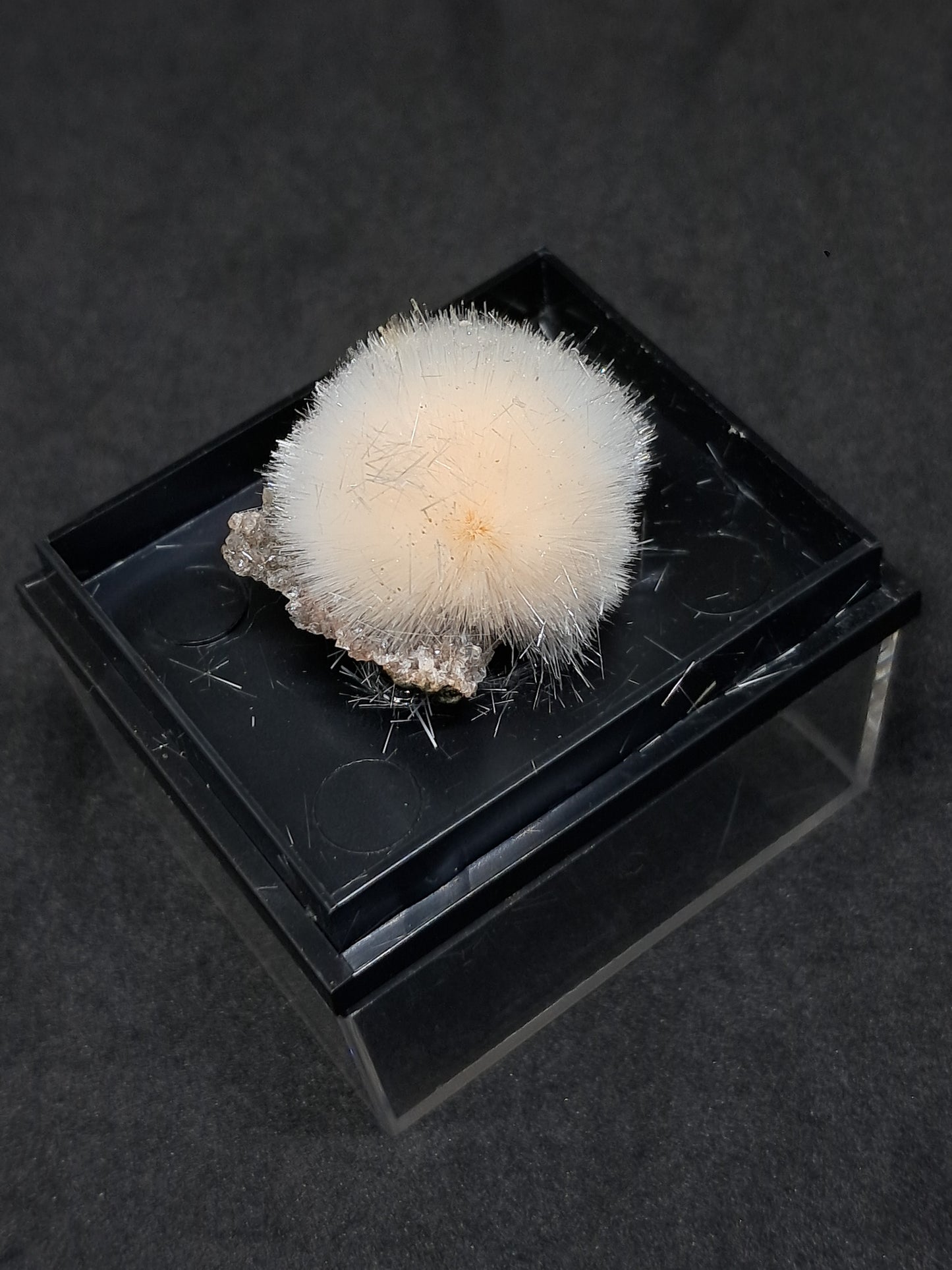 Cristal natural de mesolita color melocotón (Madhya Pradesh) | Ejemplar mineral n.° MS12