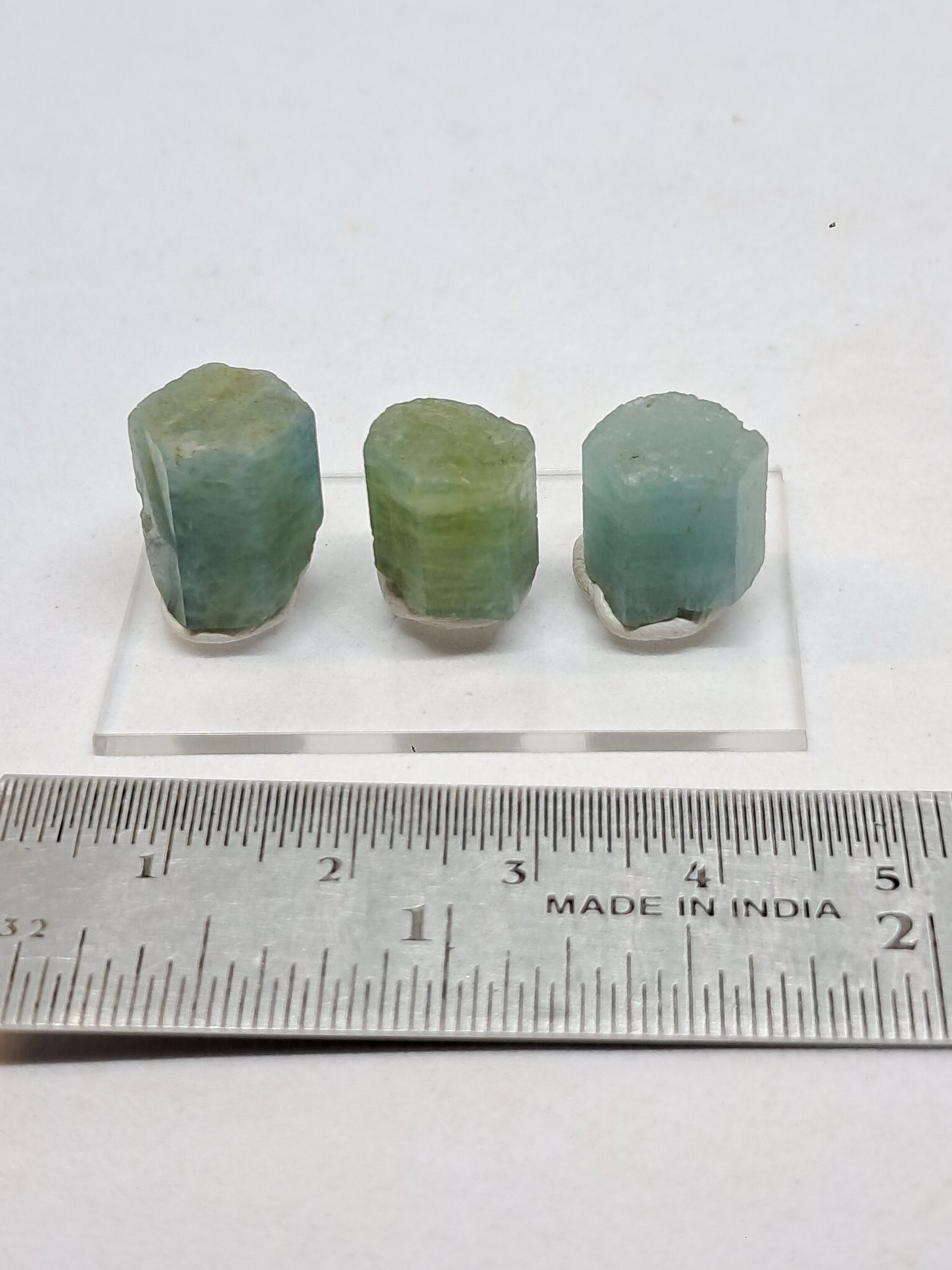 Conjunto de 3 Aguamarinas (Karur) Cristales Hexagonales en Bruto | Ejemplar Mineral n.° AQM29