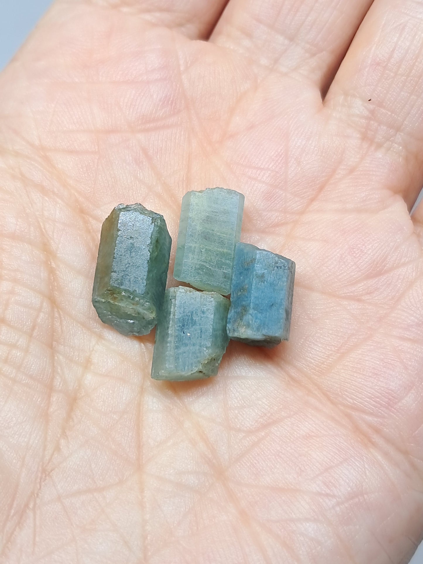 Conjunto de 4 cristales hexagonales de aguamarina (Karur) en bruto | Ejemplar mineral n.° AQM32