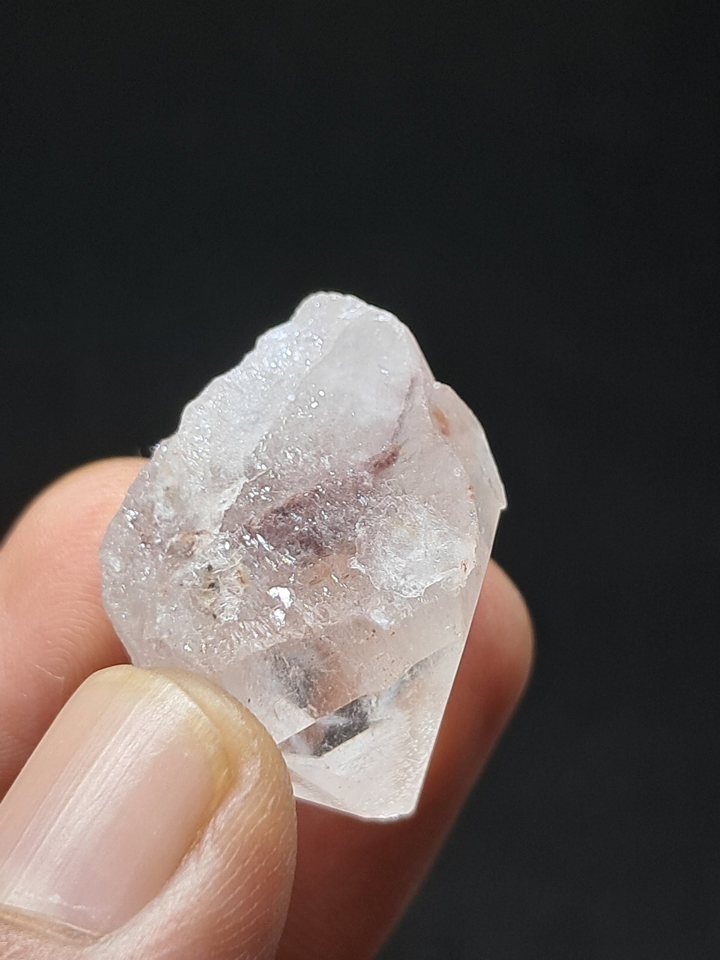 Punta de cristal natural de cuarzo fantasma hematita (Telangana) | Ejemplar mineral n.° HPQ27