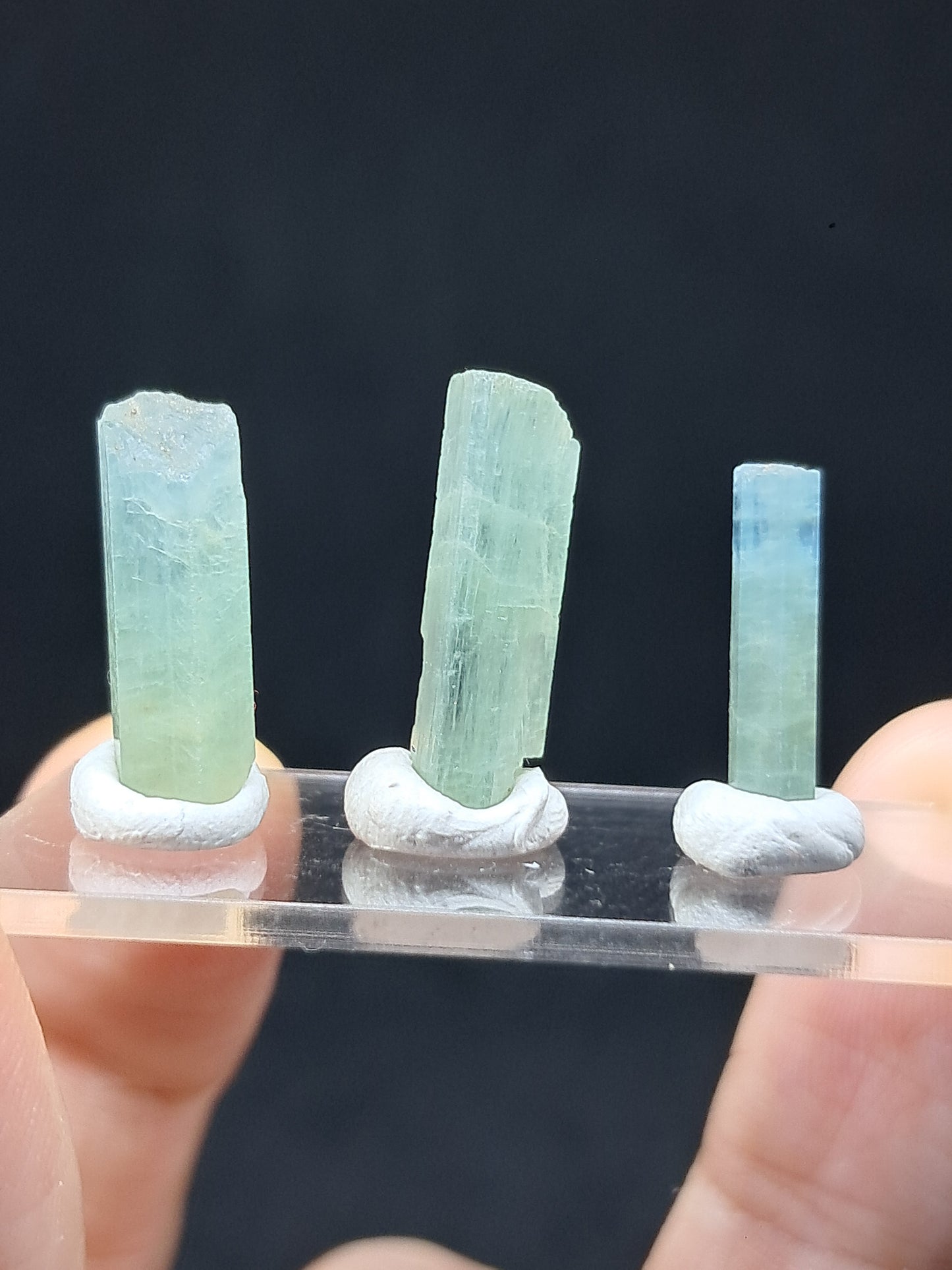 Conjunto de 3 Aguamarinas (Karur) Cristales Hexagonales en Bruto | Ejemplar Mineral n.° AQM34