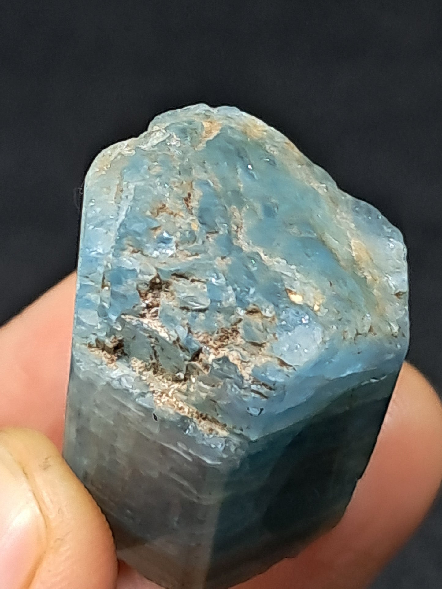 Aguamarina de alta calidad (Karur) en bruto, cristal hexagonal | Ejemplar mineral n.° AQM17