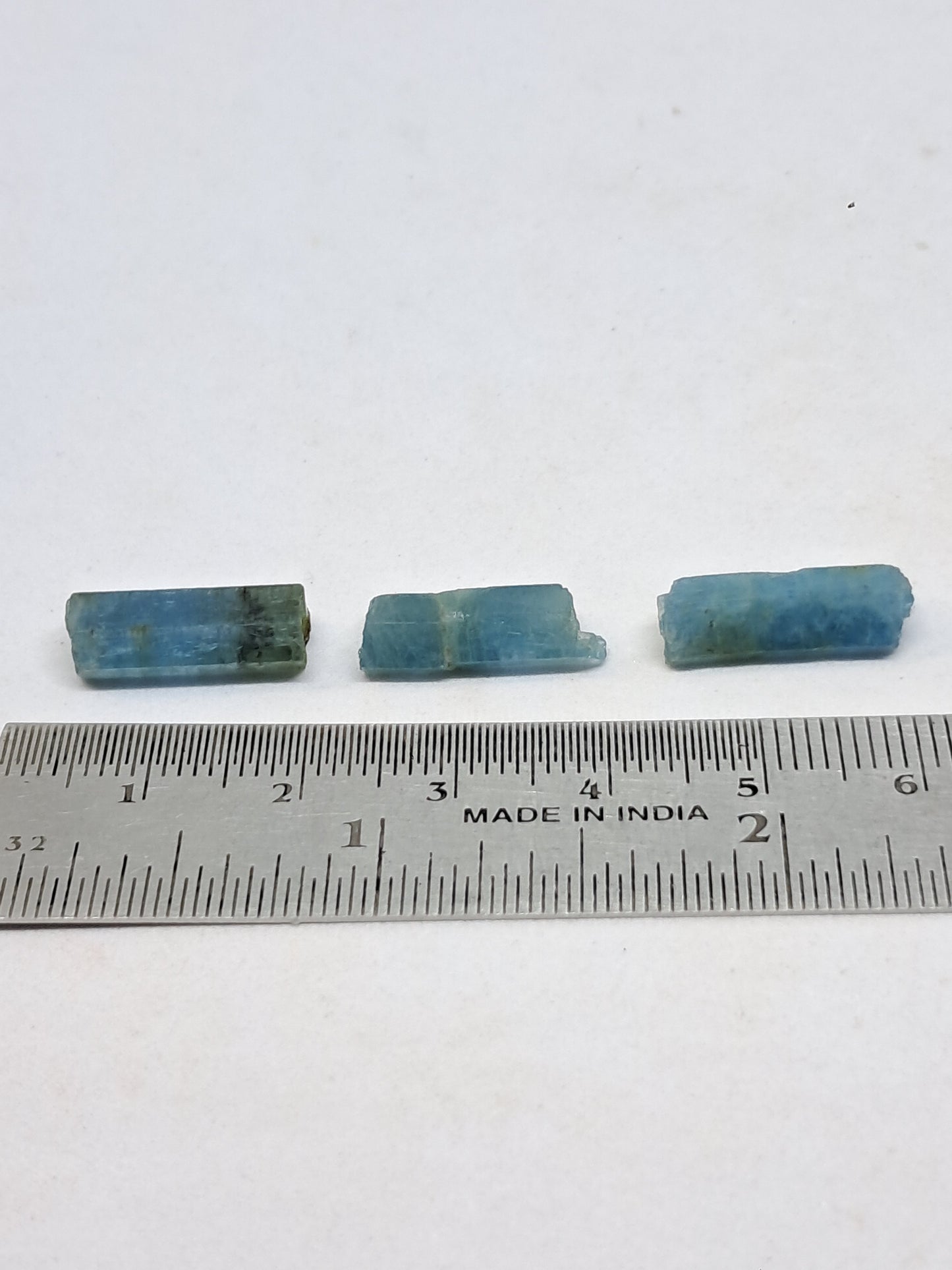 Conjunto de 3 Aguamarinas (Karur) Cristales Hexagonales en Bruto | Ejemplar Mineral n.° AQM27