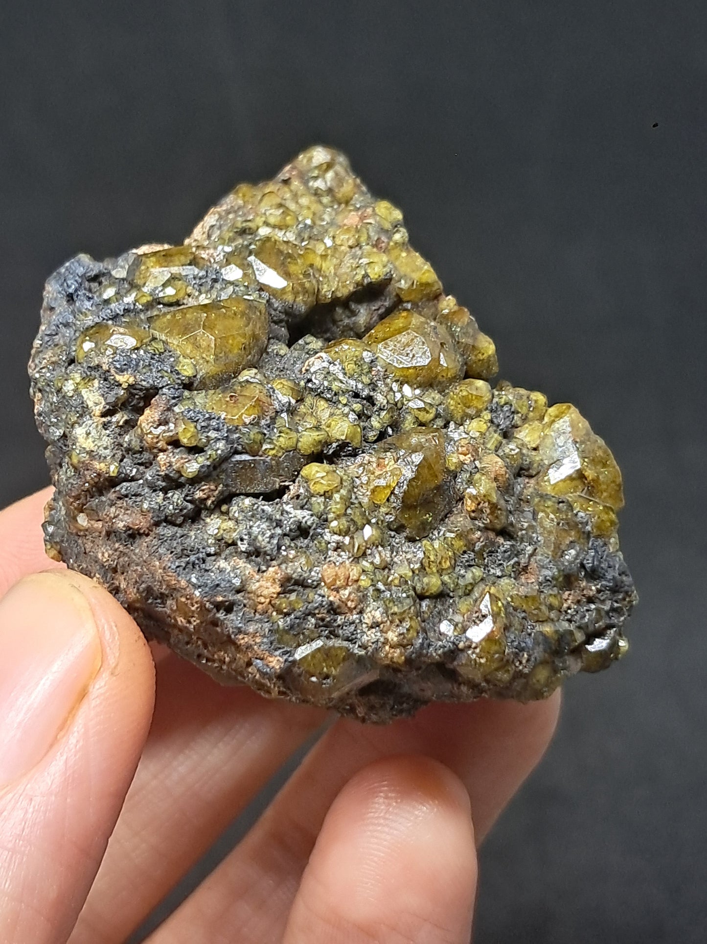 Cúmulo de granate verde en matriz (México) | Cristal en bruto | Ejemplar mineral n.° GR16