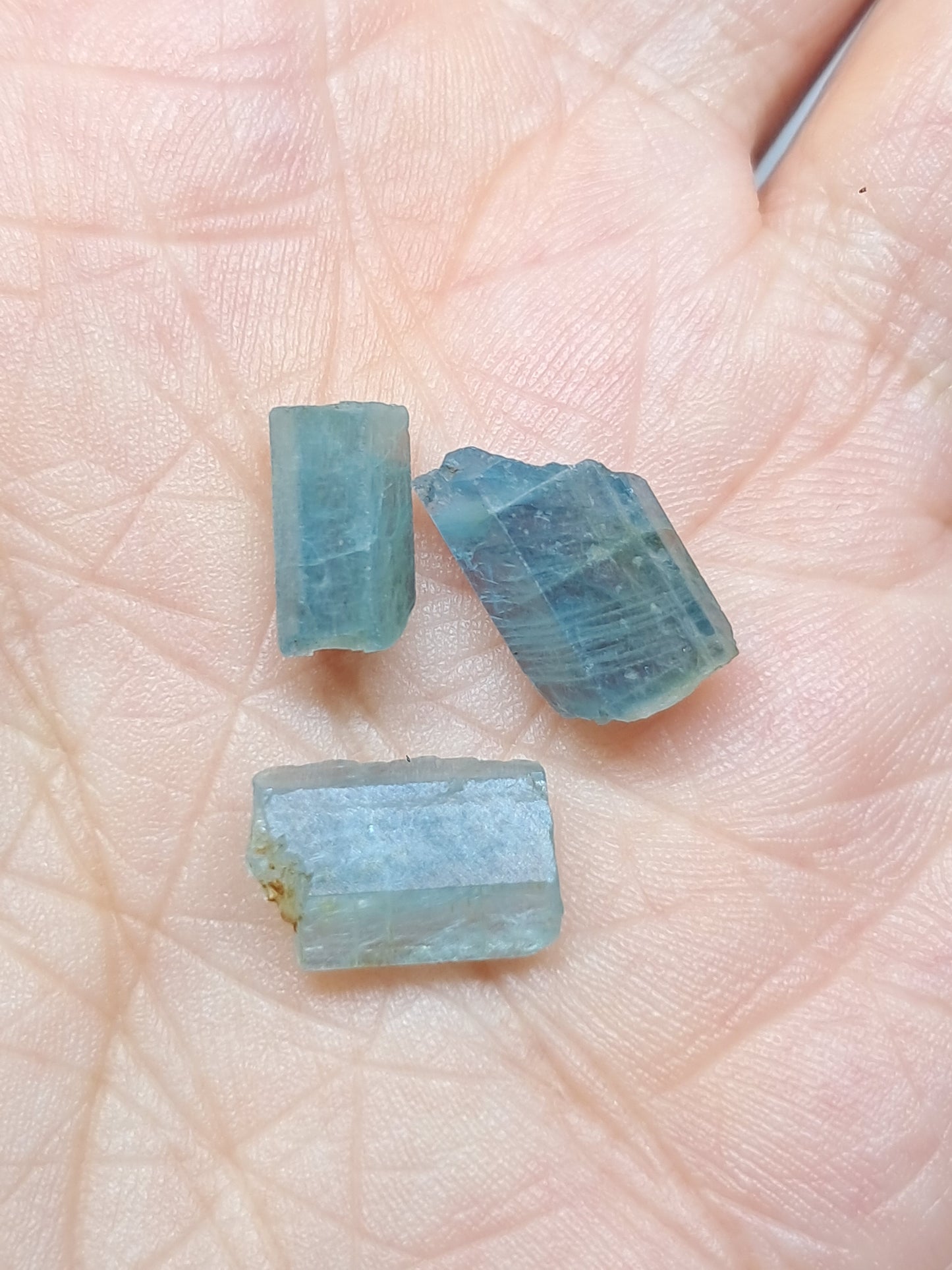 Conjunto de 3 cristales hexagonales de aguamarina (Karur) en bruto | Ejemplar mineral n.° AQM33