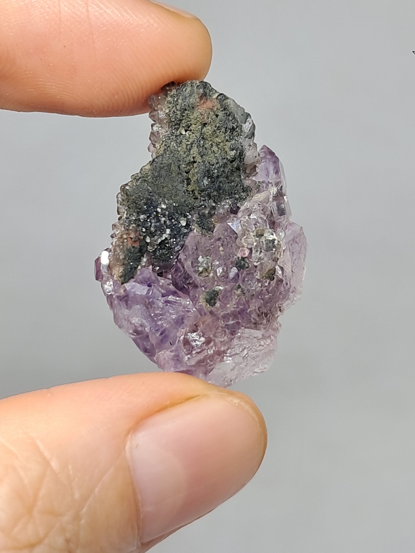 Amatista en matriz de limonita (Karur) | Cristal en bruto | Piedra natural | Ejemplar mineral n.° KA122