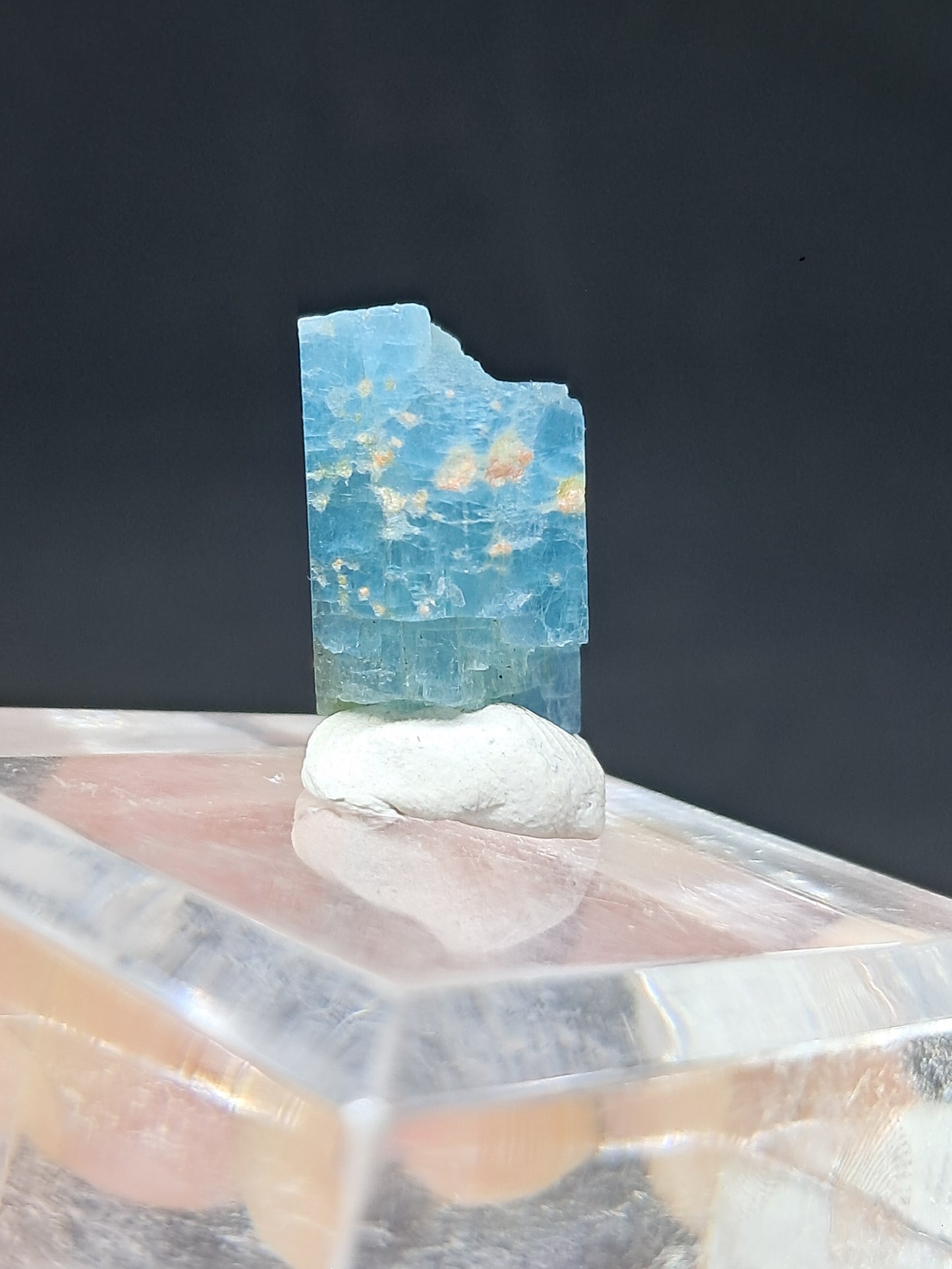 Aguamarina de alta calidad (Karur) en bruto, cristal hexagonal | Ejemplar mineral n.° AQM15