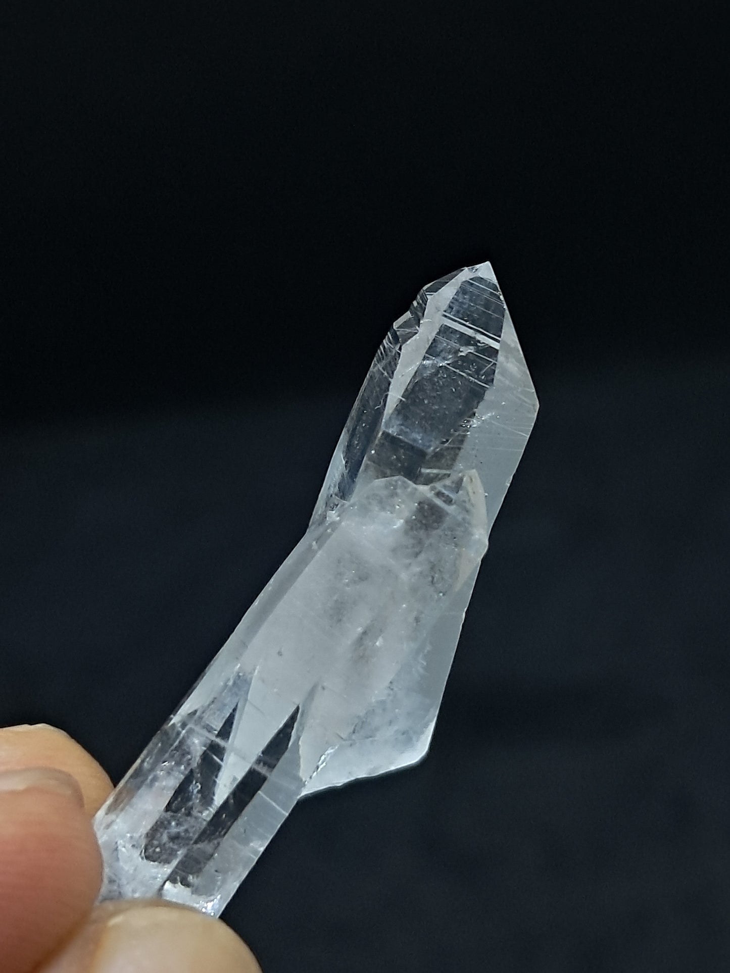Dos cristales de cuarzo transparente fusionados (Santander, Colombia) Punta natural | Ejemplar mineral n.° COQ28