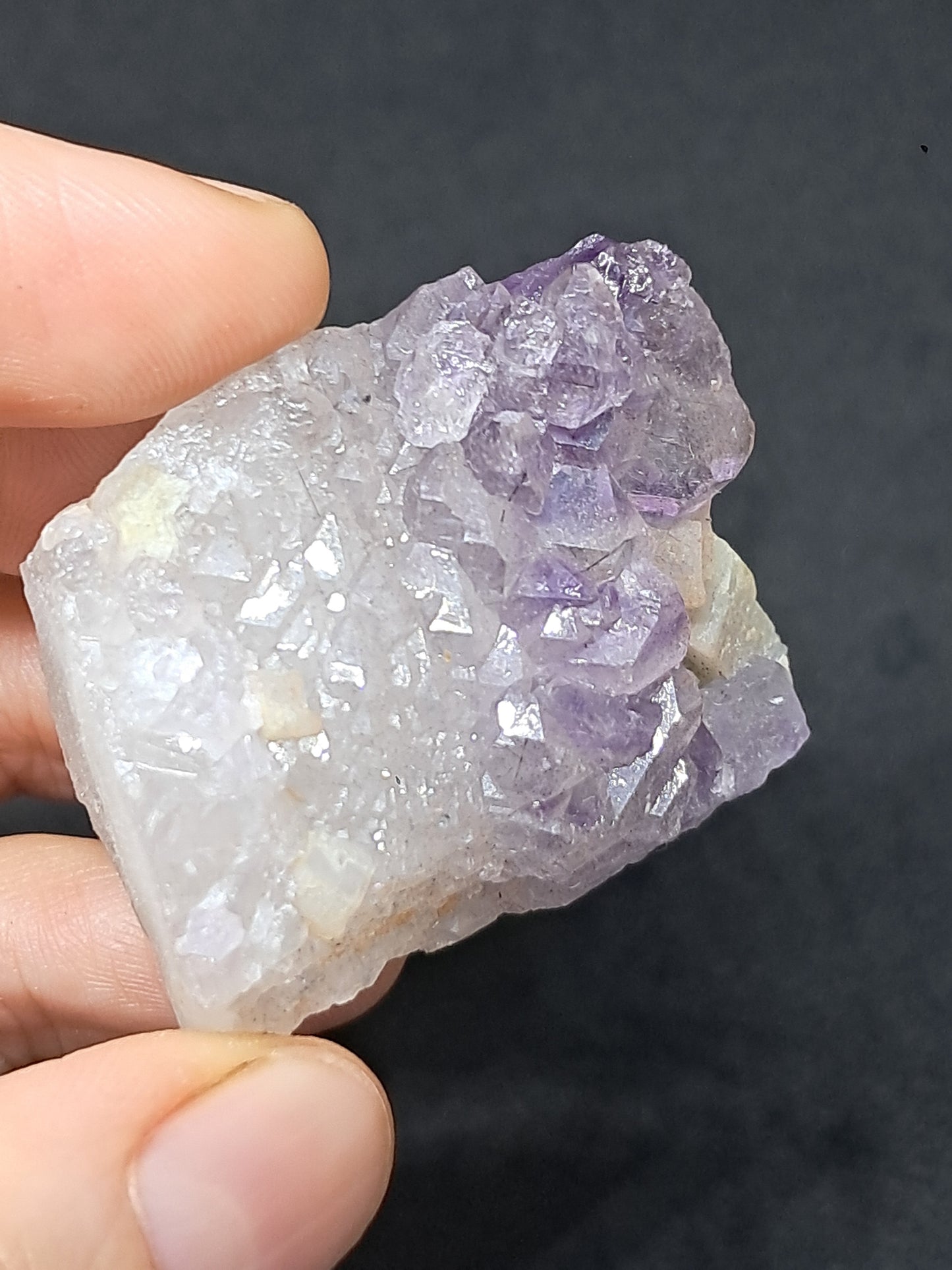 Amatista Elestial sobre cuarzo con feldespato (Karur) | Aglomerado de cristales en bruto | Piedra natural | Ejemplar mineral n.° KA125
