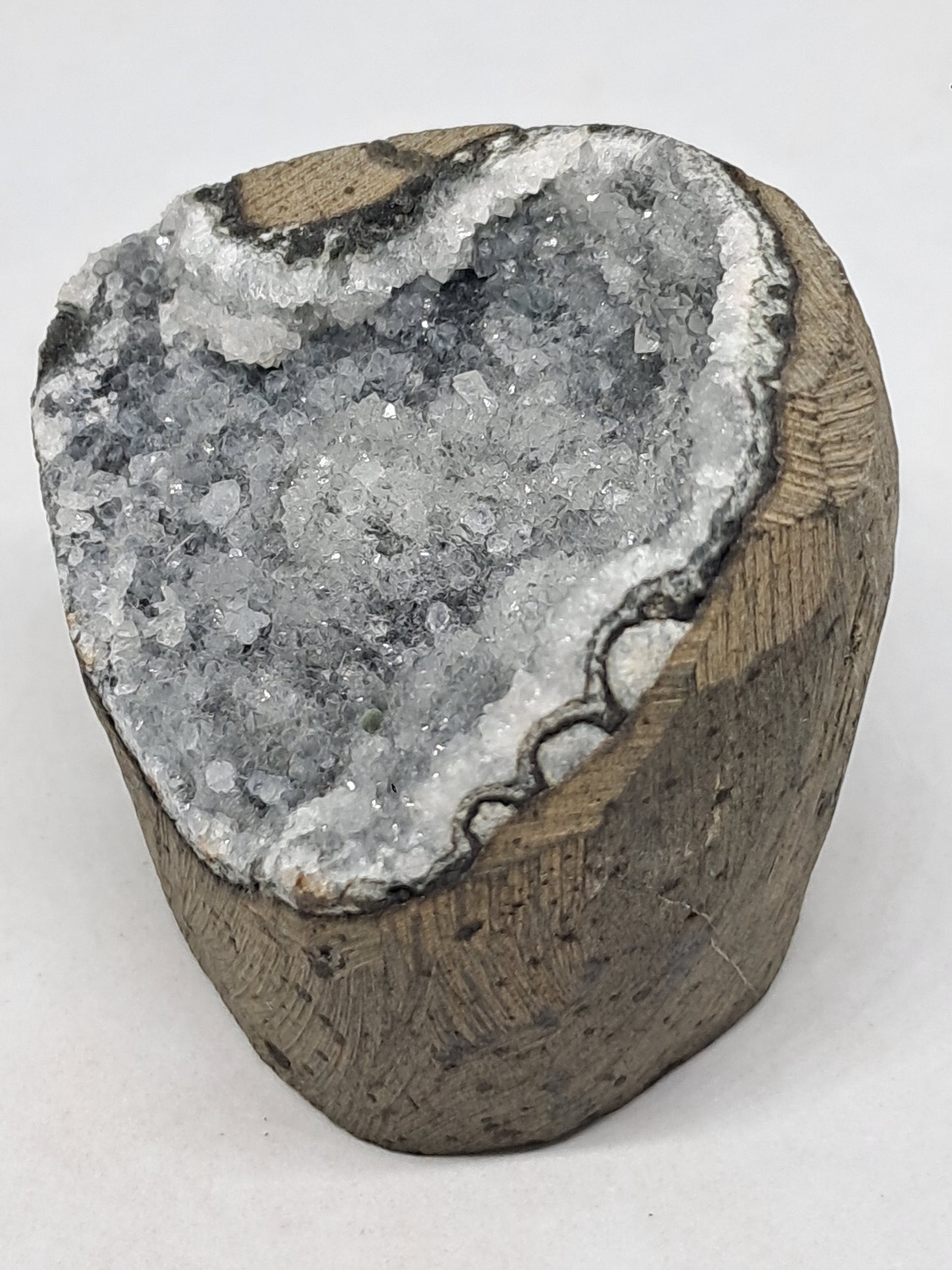 Cuarzo sobre calcedonia negra en geoda de basalto (Nashik) | Cristal natural | Ejemplar mineral n.° BC14