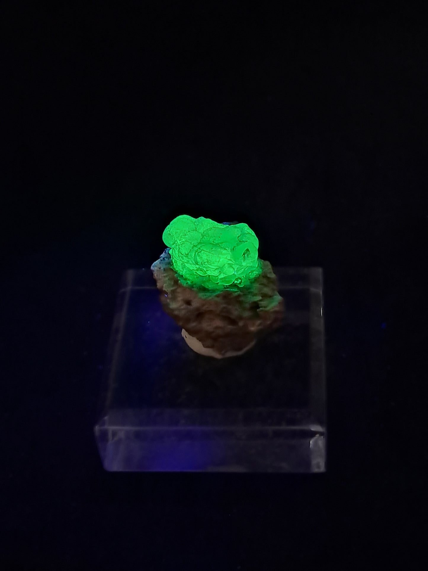 Ópalo hialita reactivo a los rayos UV en matriz (México), piedra cristalina en bruto | Ejemplar mineral n.° OH2