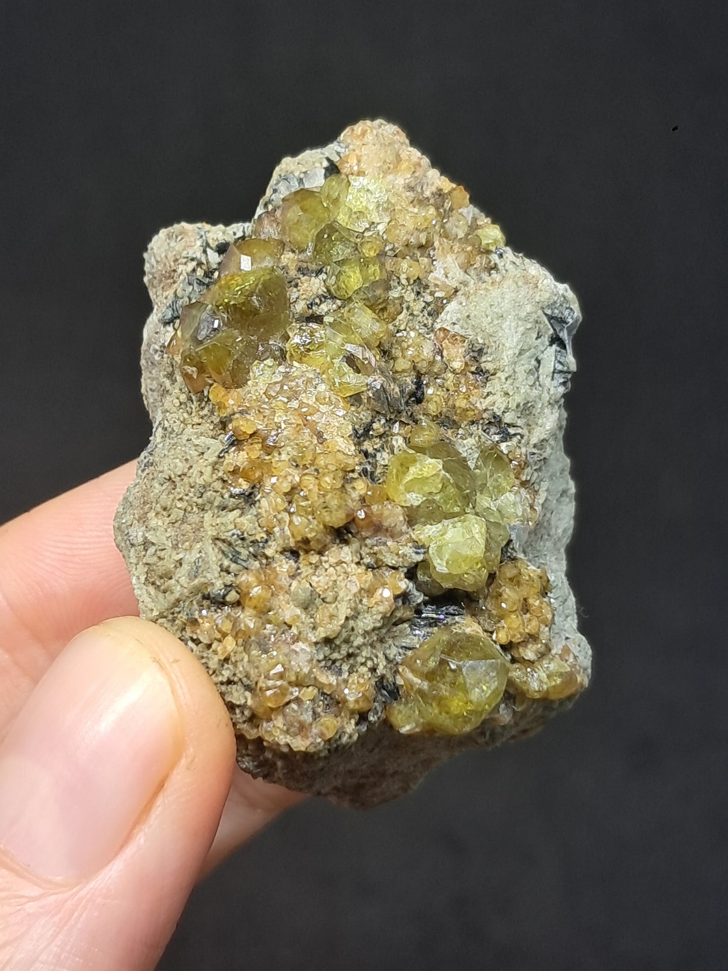 Cúmulo de granate verde en matriz (México) | Cristal en bruto | Ejemplar mineral n.° GR17