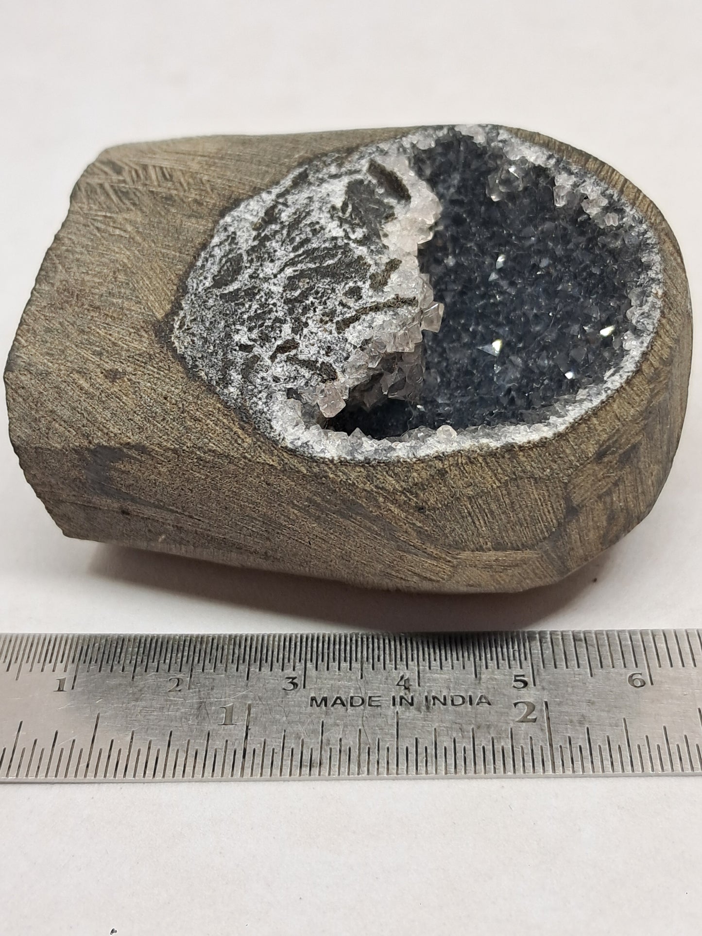 Calcedonia negra en geoda de basalto (Nashik) | Cristal natural | Ejemplar mineral n.° BC21