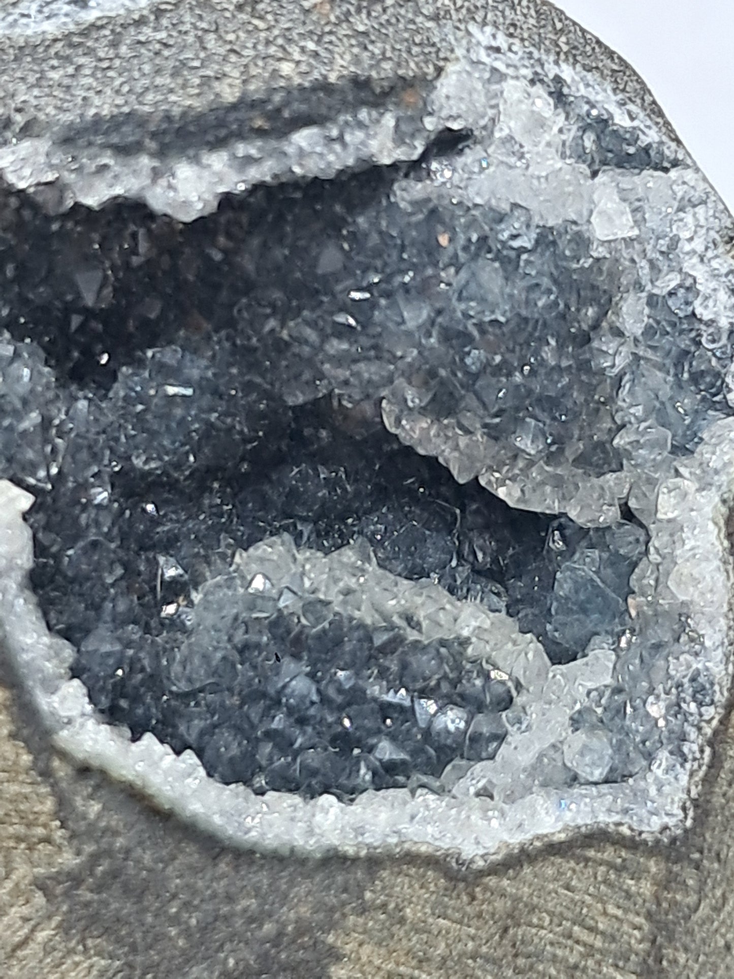 Calcedonia negra en geoda de basalto (Nashik) | Cristal natural | Ejemplar mineral n.° BC16