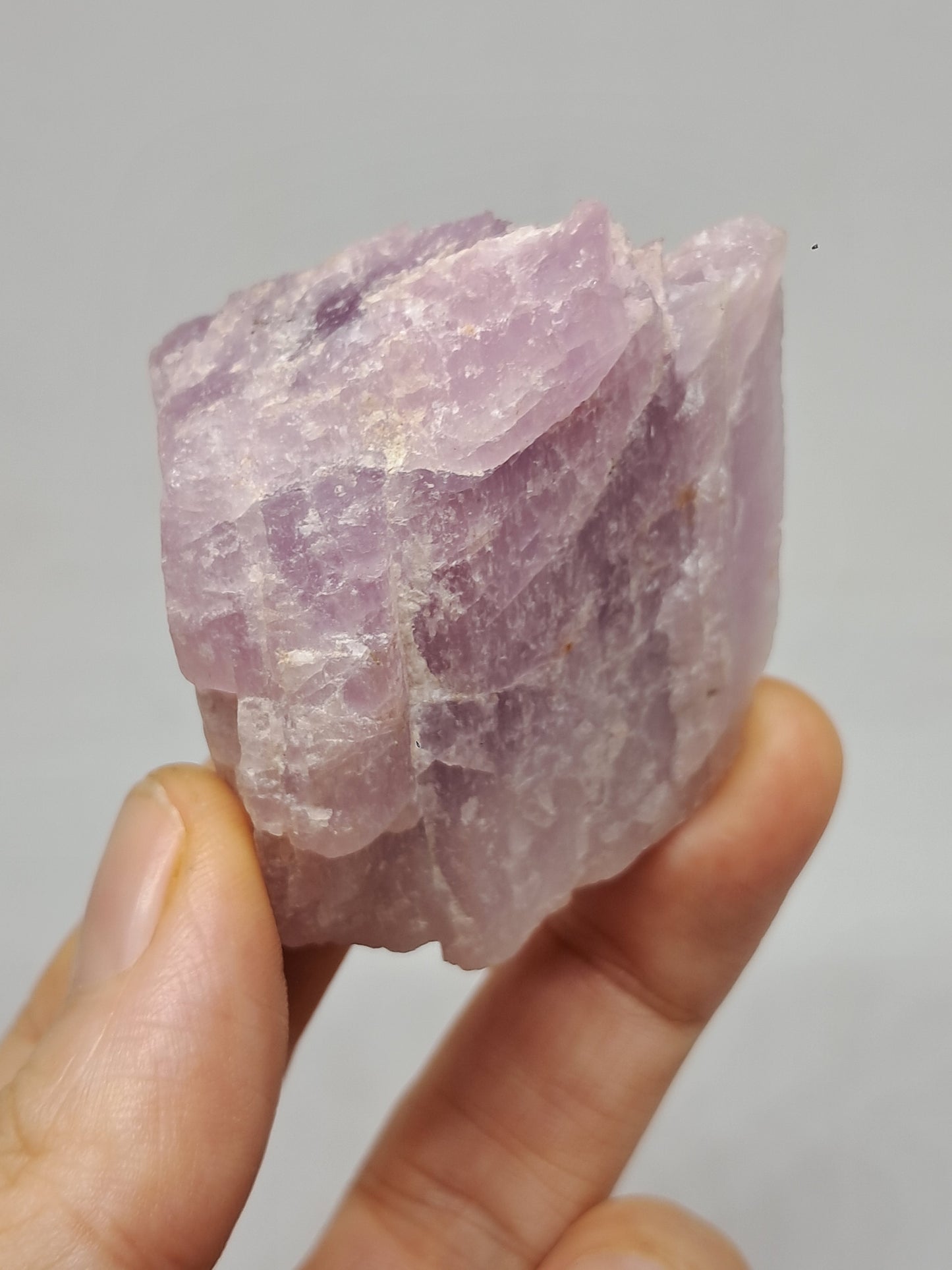 Cristal de kunzita en bruto (Madagascar), piedra natural en bruto | Espécimen de espodumena n.° KZ2