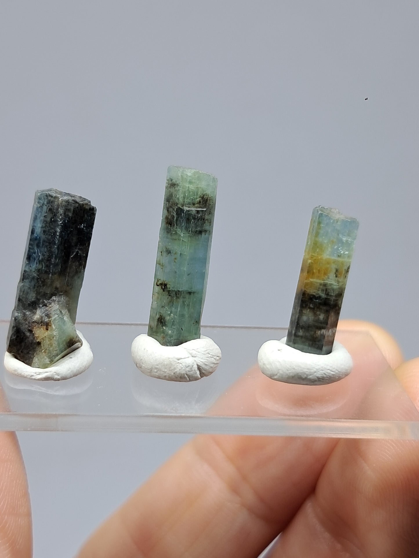 Conjunto de 3 Aguamarinas (Karur) Cristales Hexagonales en Bruto | Ejemplar Mineral n.° AQM37