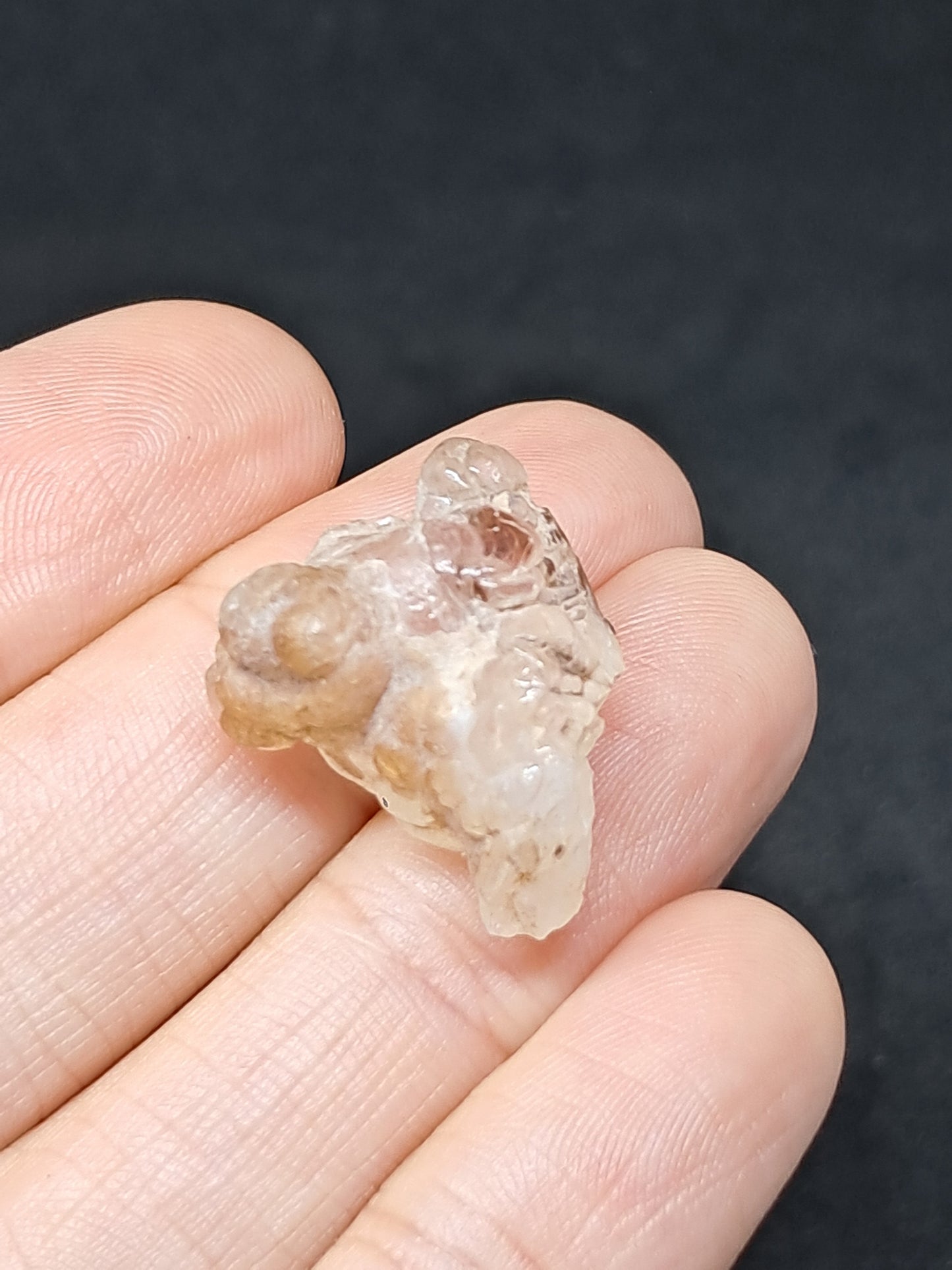Ópalo hialita (México), piedra cristalina en bruto reactiva a los rayos UV | Ejemplar mineral n.° OH10