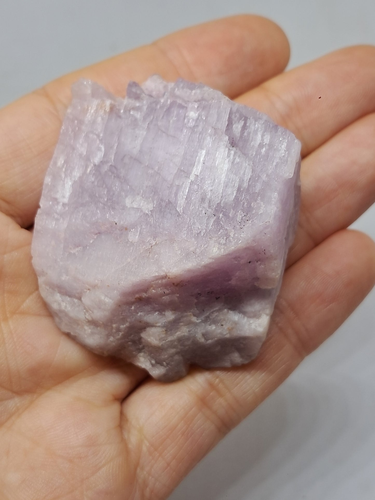 Cristal de kunzita en bruto (Madagascar), piedra natural en bruto | Espécimen de espodumena n.° KZ2