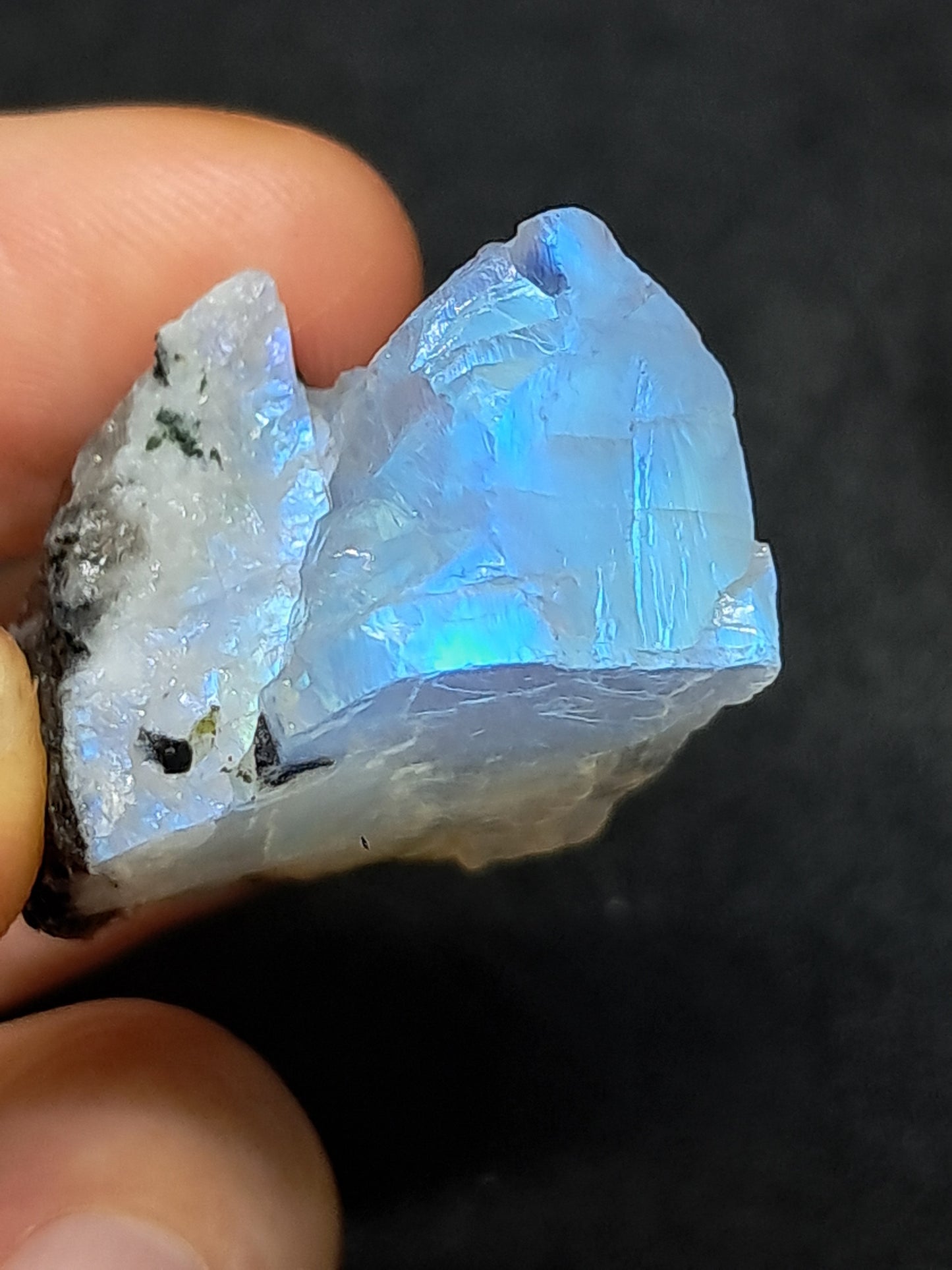 Piedra lunar arcoíris de alta calidad (Odisha) en bruto | Roca natural n.° MN10