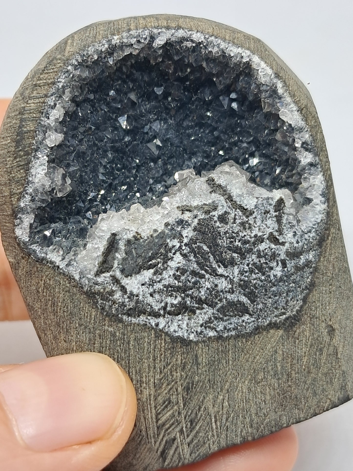 Calcedonia negra en geoda de basalto (Nashik) | Cristal natural | Ejemplar mineral n.° BC21